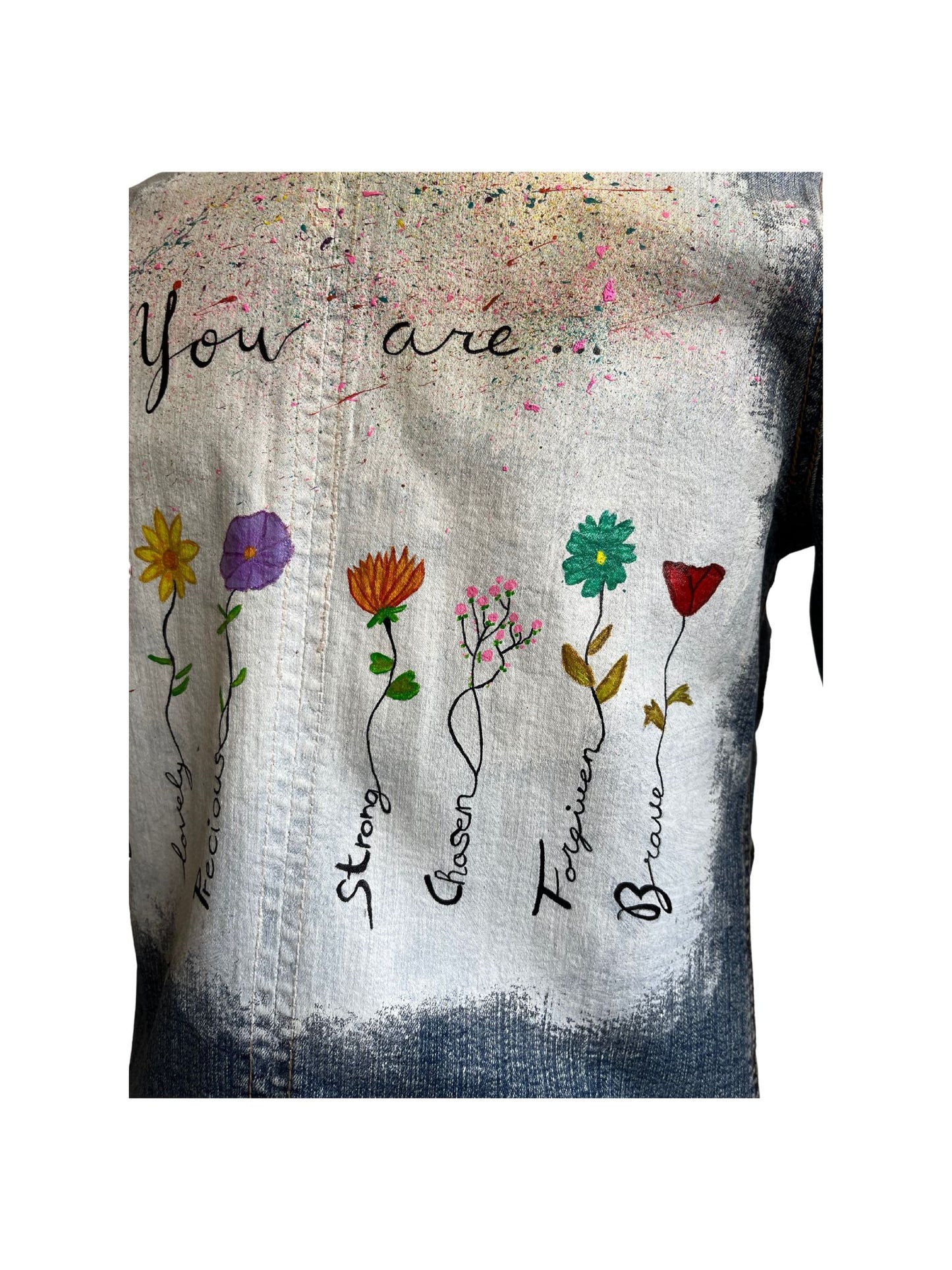 Chaqueta vaquera Lira con pintura a mano alzada en la espalda, apliques florales bordados en el frente y bolsillos restaurados con tela estampada.