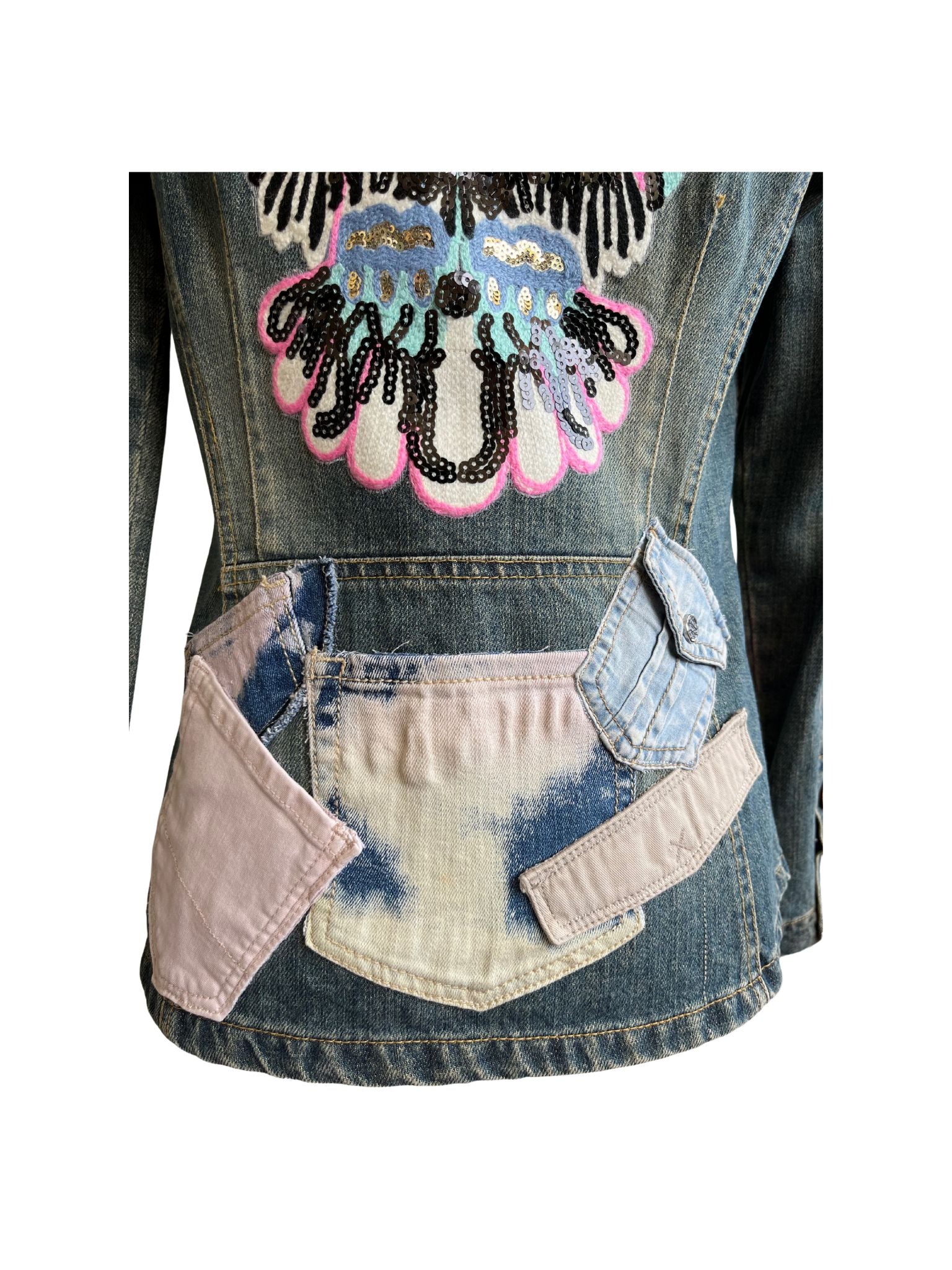 Chaqueta vaquera Íride hecha a mano con denim reciclado, búho bordado con lentejuelas en la espalda y detalles de ganchillo en el frente.