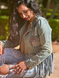 Chaqueta Enna de denim reciclado con botones coloridos cosidos a mano y flecos vaqueros en la parte frontal