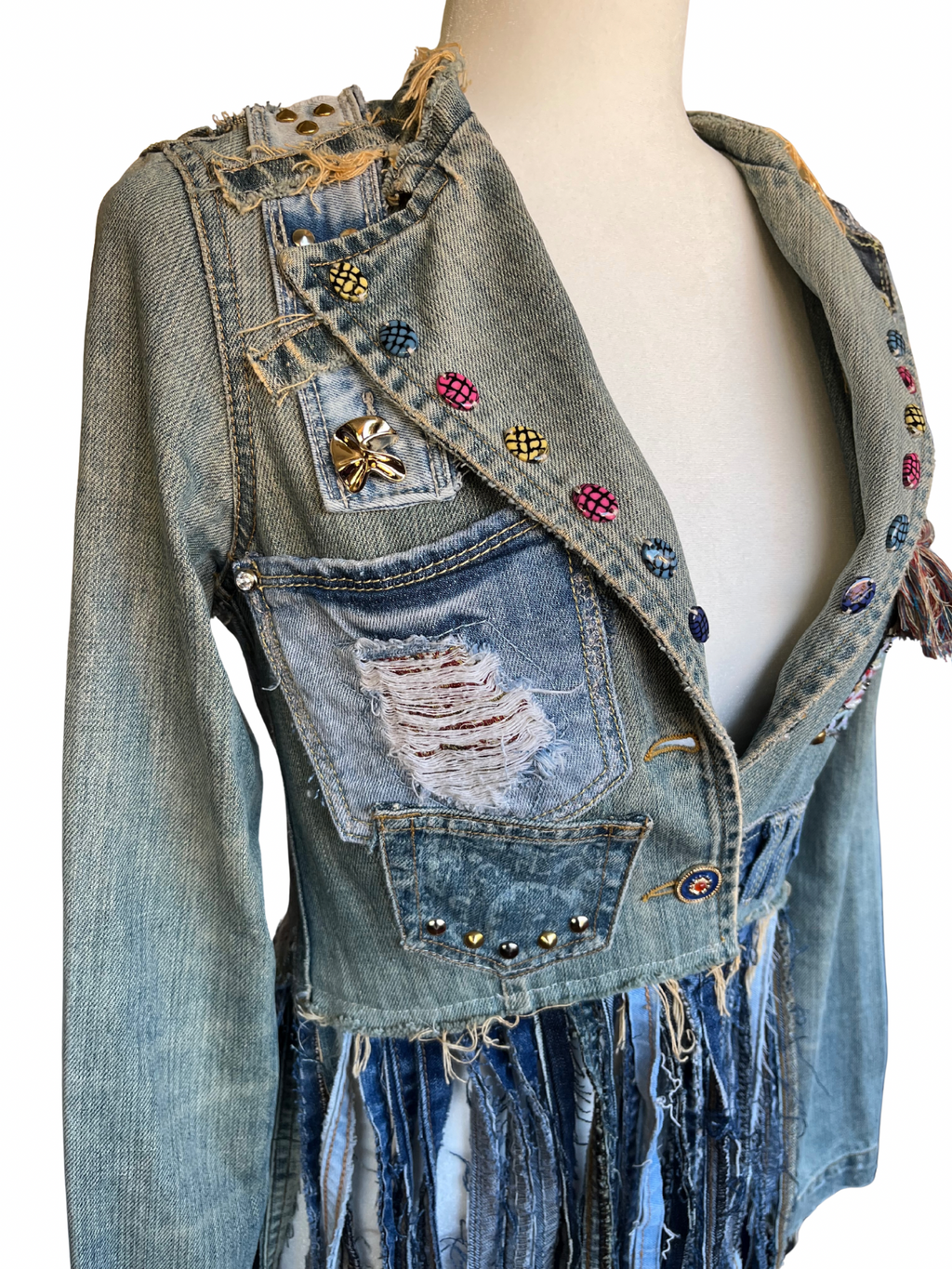 Chaqueta Enna de denim reciclado con botones coloridos cosidos a mano y flecos vaqueros en la parte frontal