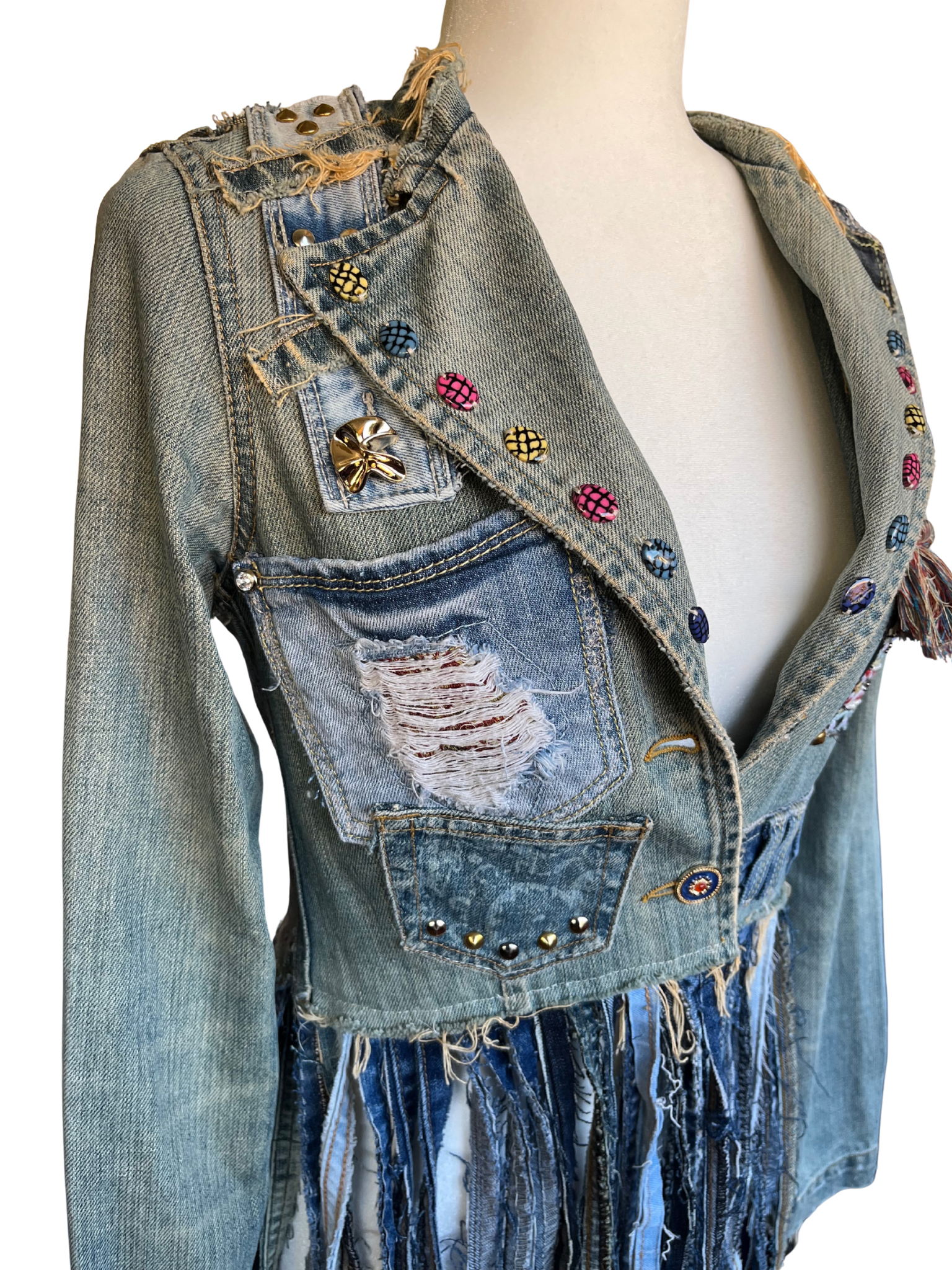 Chaqueta Enna de denim reciclado con botones coloridos cosidos a mano y flecos vaqueros en la parte frontal