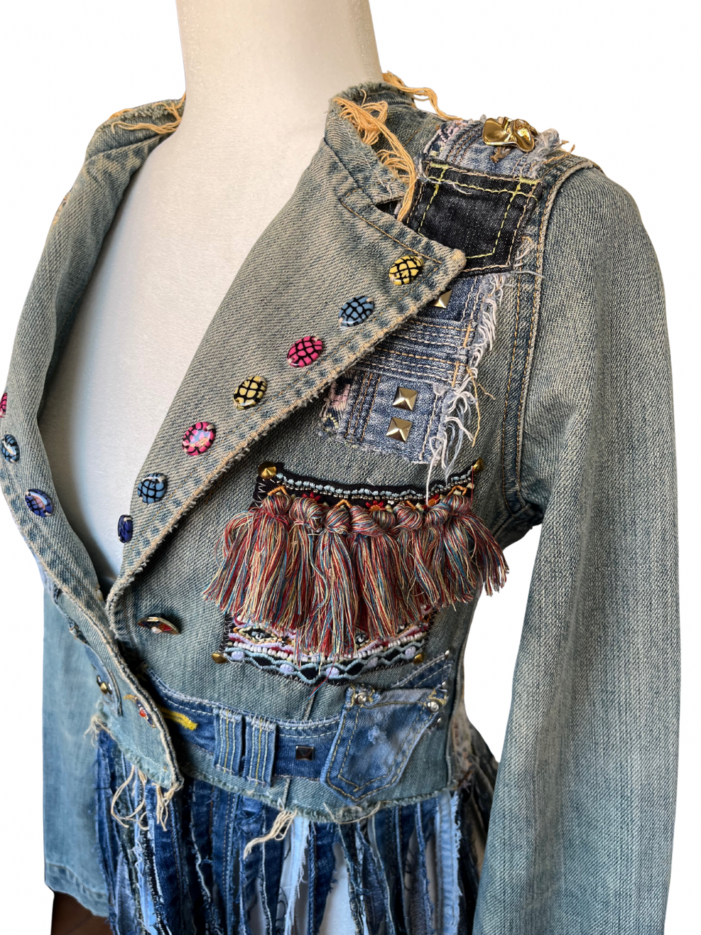 Chaqueta Enna de denim reciclado con botones coloridos cosidos a mano y flecos vaqueros en la parte frontal
