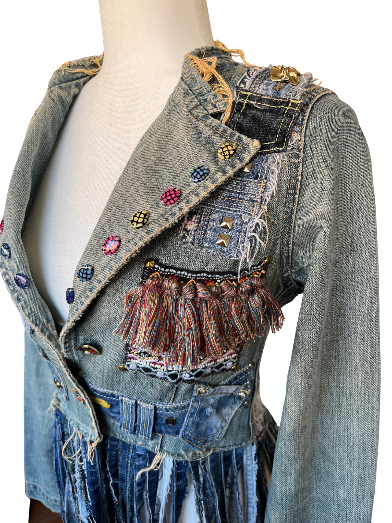 Chaqueta Enna de denim reciclado con botones coloridos cosidos a mano y flecos vaqueros en la parte frontal