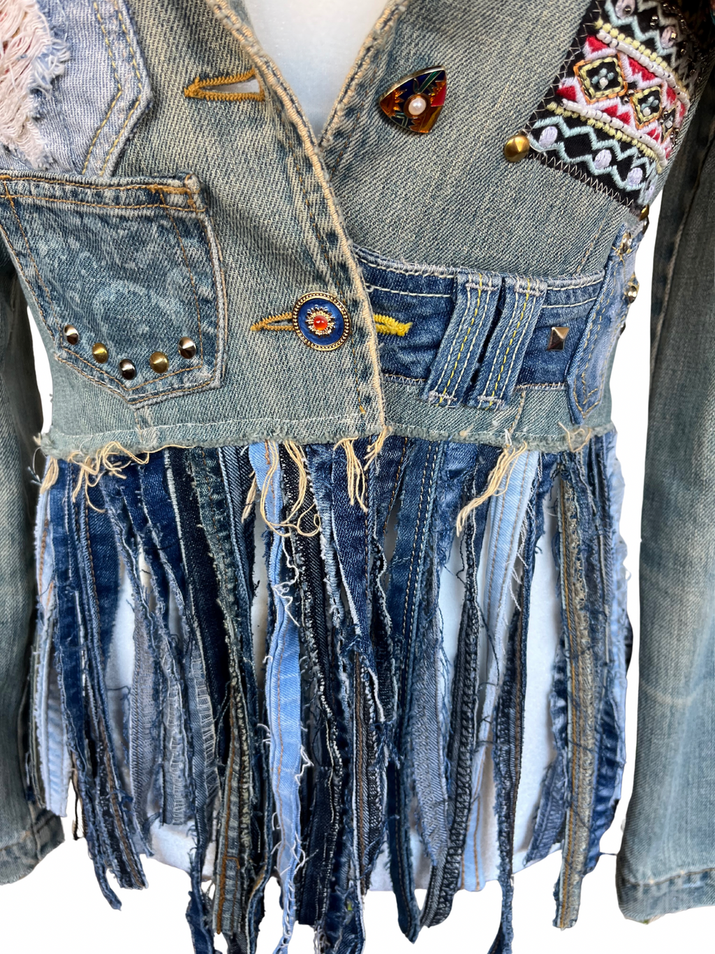 Chaqueta Enna de denim reciclado con botones coloridos cosidos a mano y flecos vaqueros en la parte frontal