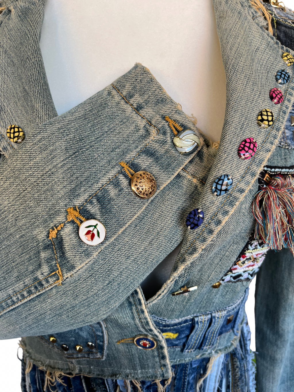 Chaqueta Enna de denim reciclado con botones coloridos cosidos a mano en los puños