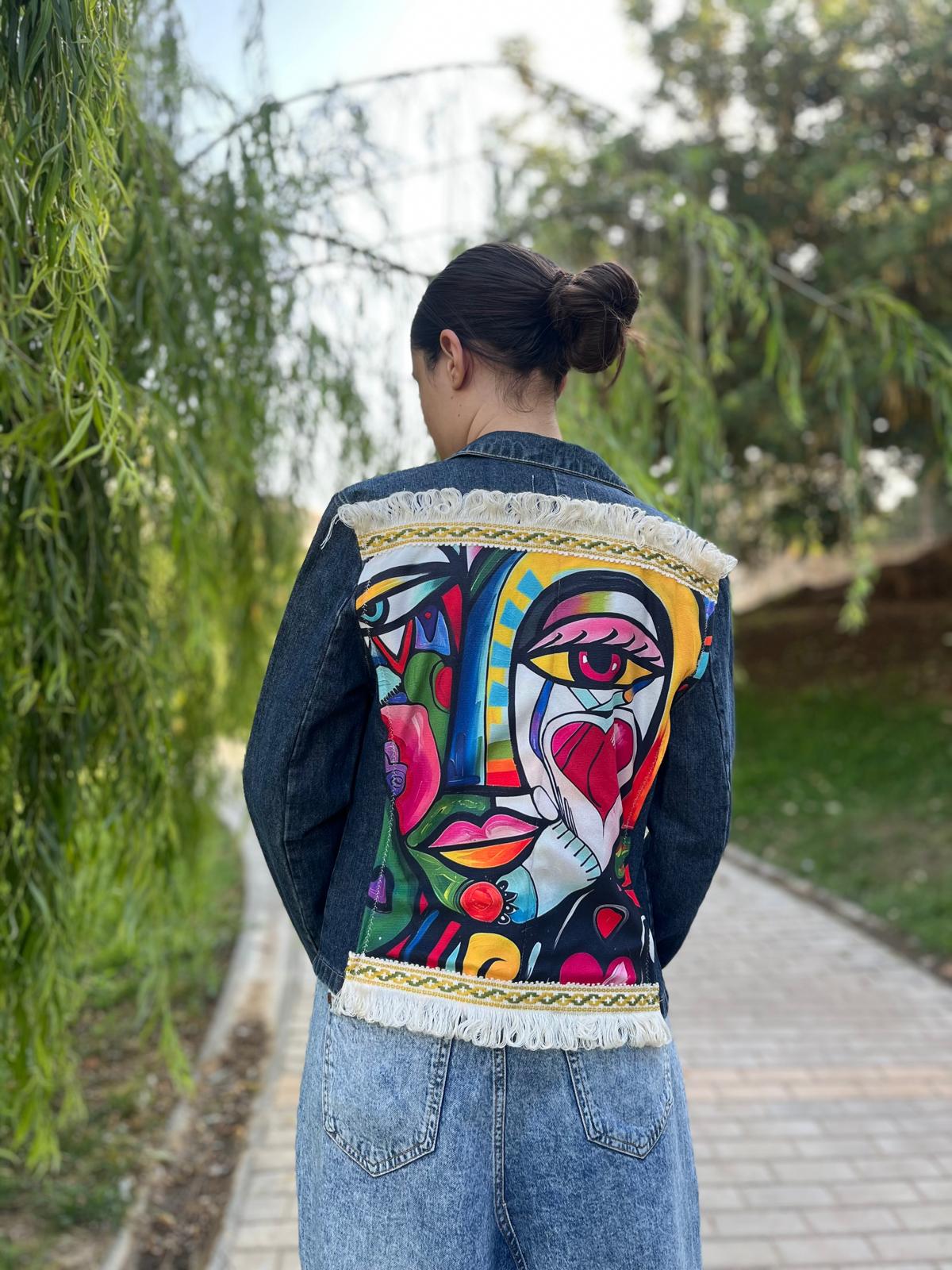 Chaqueta Croma vintage en denim, con apliques de corazones hechos a mano, botones acrílicos vintage y funda de cojín decorativa en la espalda.