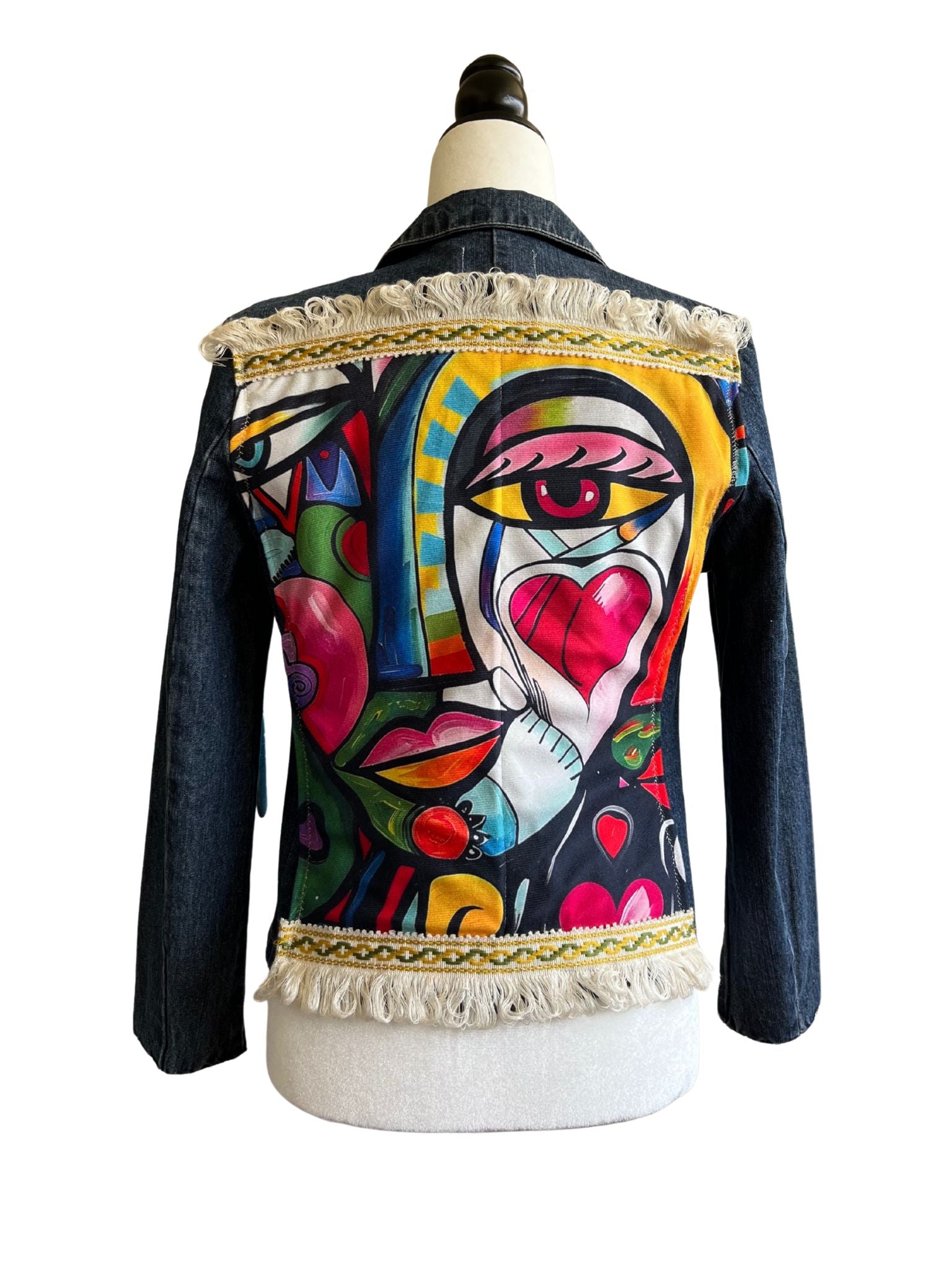 Chaqueta Croma vintage en denim, con apliques de corazones hechos a mano, botones acrílicos vintage y funda de cojín decorativa en la espalda.