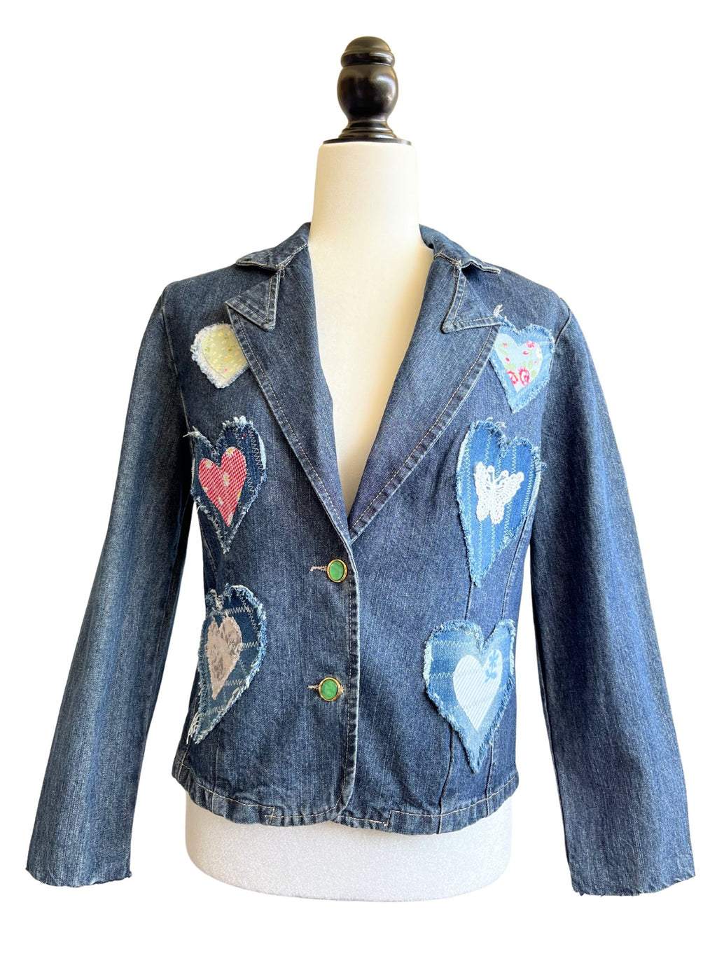 Chaqueta Croma vintage en denim, con apliques de corazones hechos a mano, botones acrílicos vintage y funda de cojín decorativa en la espalda.