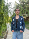 Chaqueta Croma vintage en denim, con apliques de corazones hechos a mano, botones acrílicos vintage y funda de cojín decorativa en la espalda.