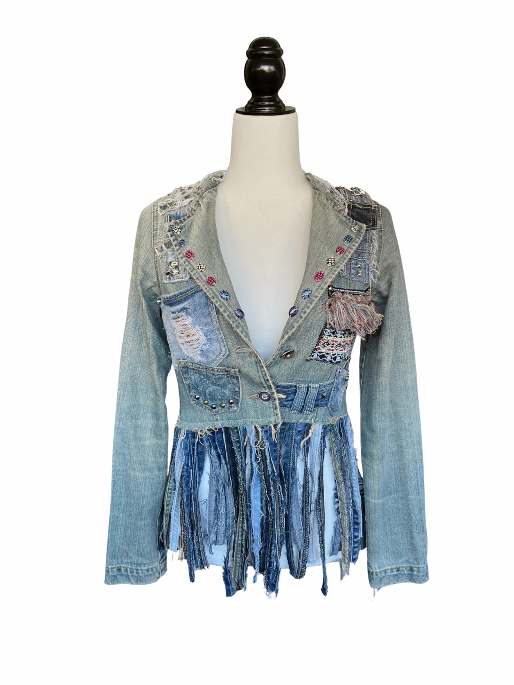Chaqueta Enna de denim reciclado con botones coloridos cosidos a mano y flecos vaqueros en la parte frontal