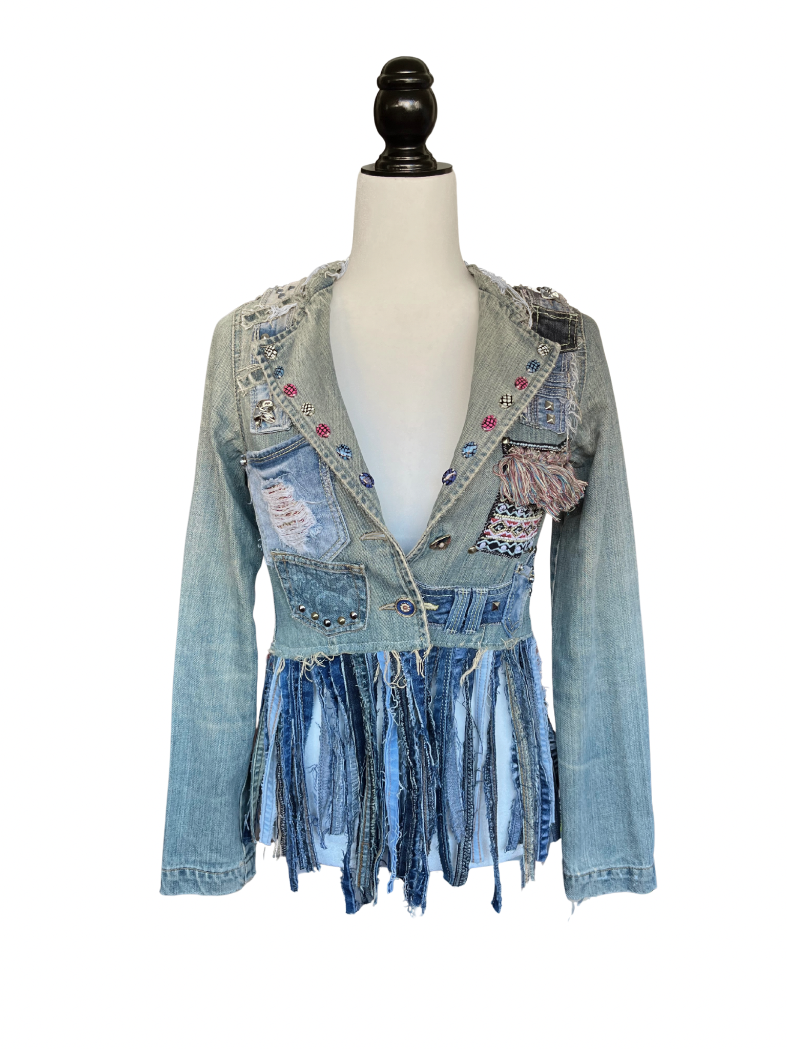 Chaqueta Enna de denim reciclado con botones coloridos cosidos a mano y flecos vaqueros en la parte frontal