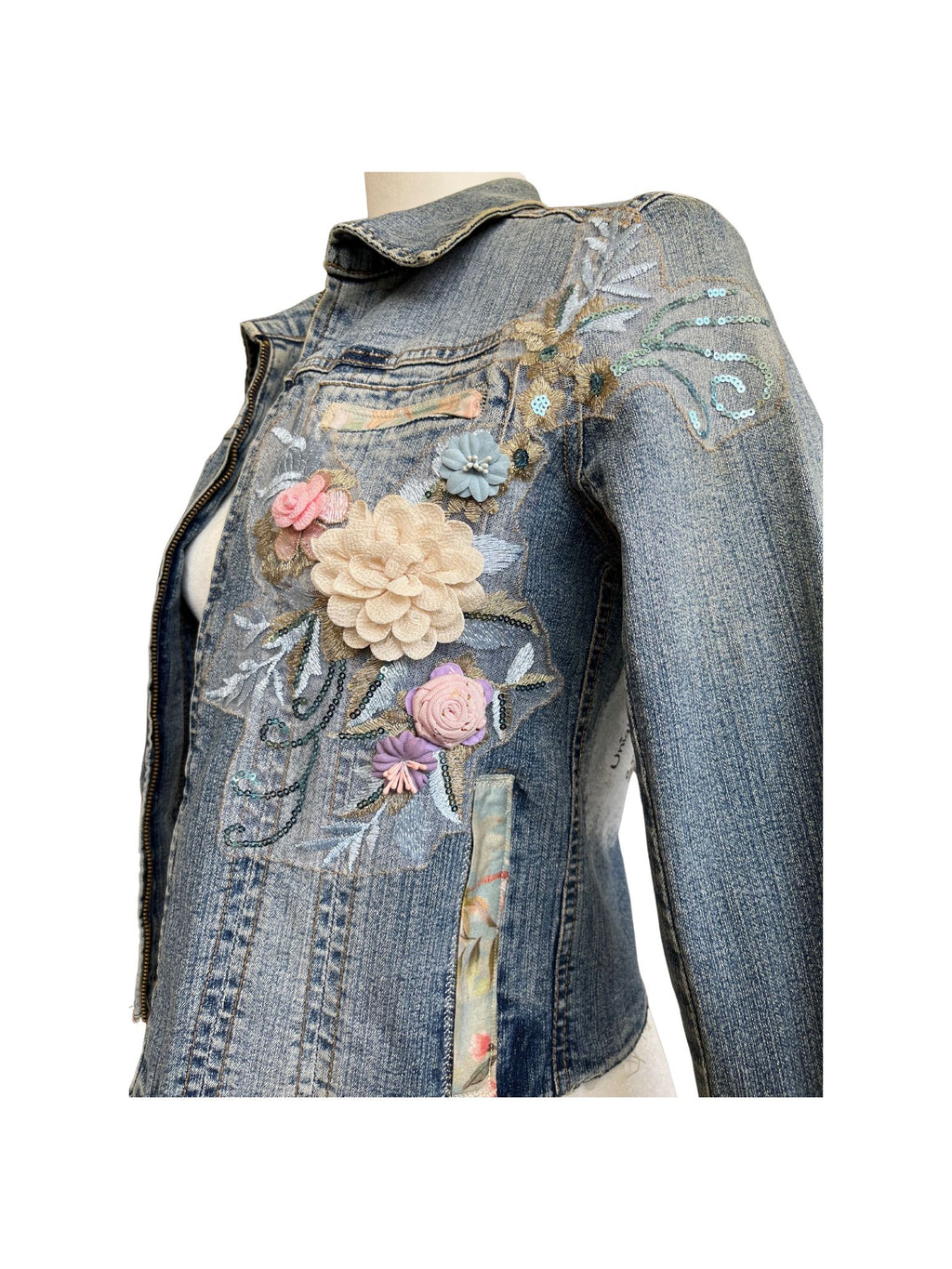 Chaqueta vaquera Lira con pintura a mano alzada en la espalda, apliques florales bordados en el frente y bolsillos restaurados con tela estampada.