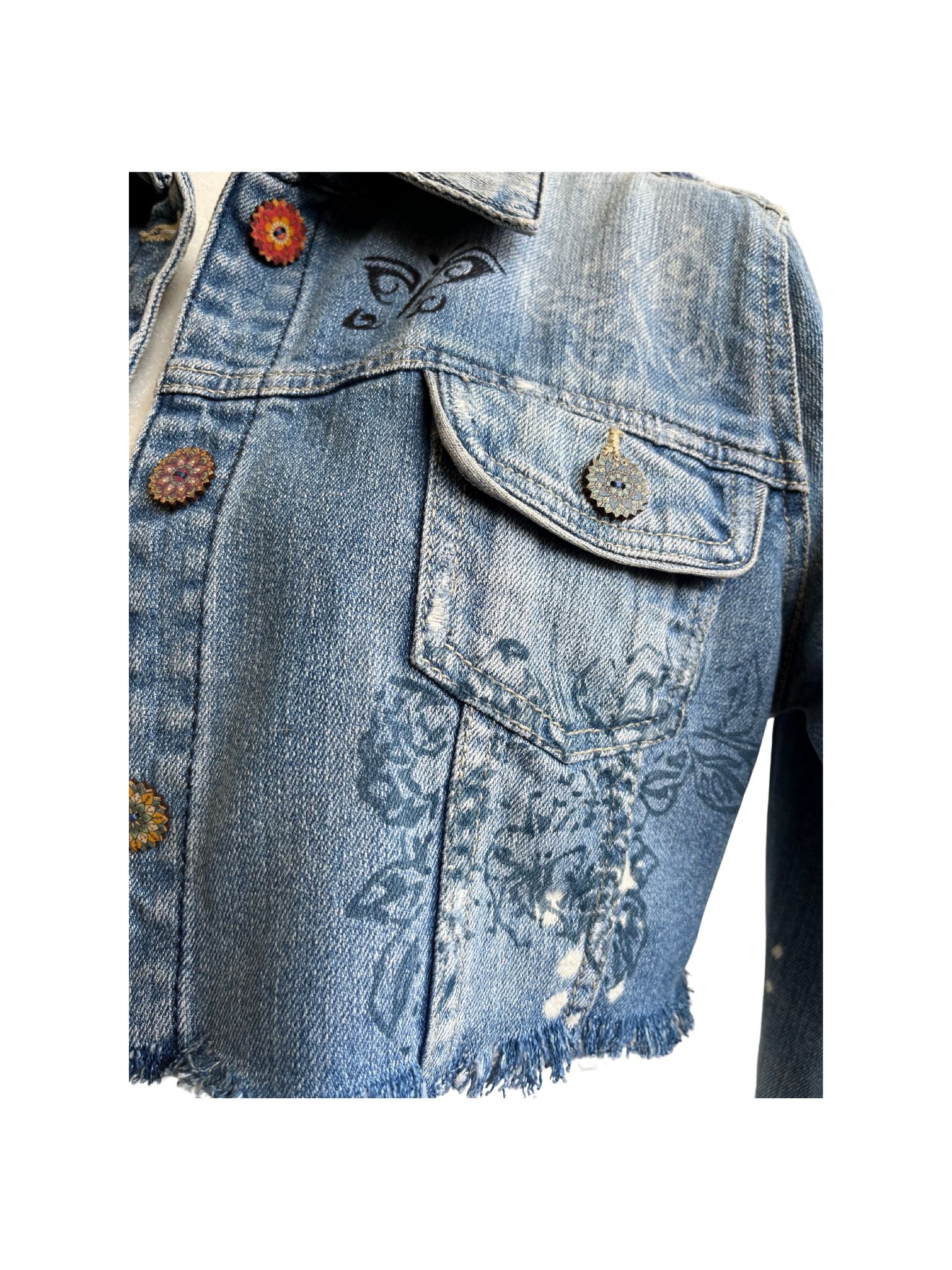 Chaqueta Ona modificada artesanalmente, con encaje en forma de corazón, botones de madera y parte trasera de pantalón con ganchillo.