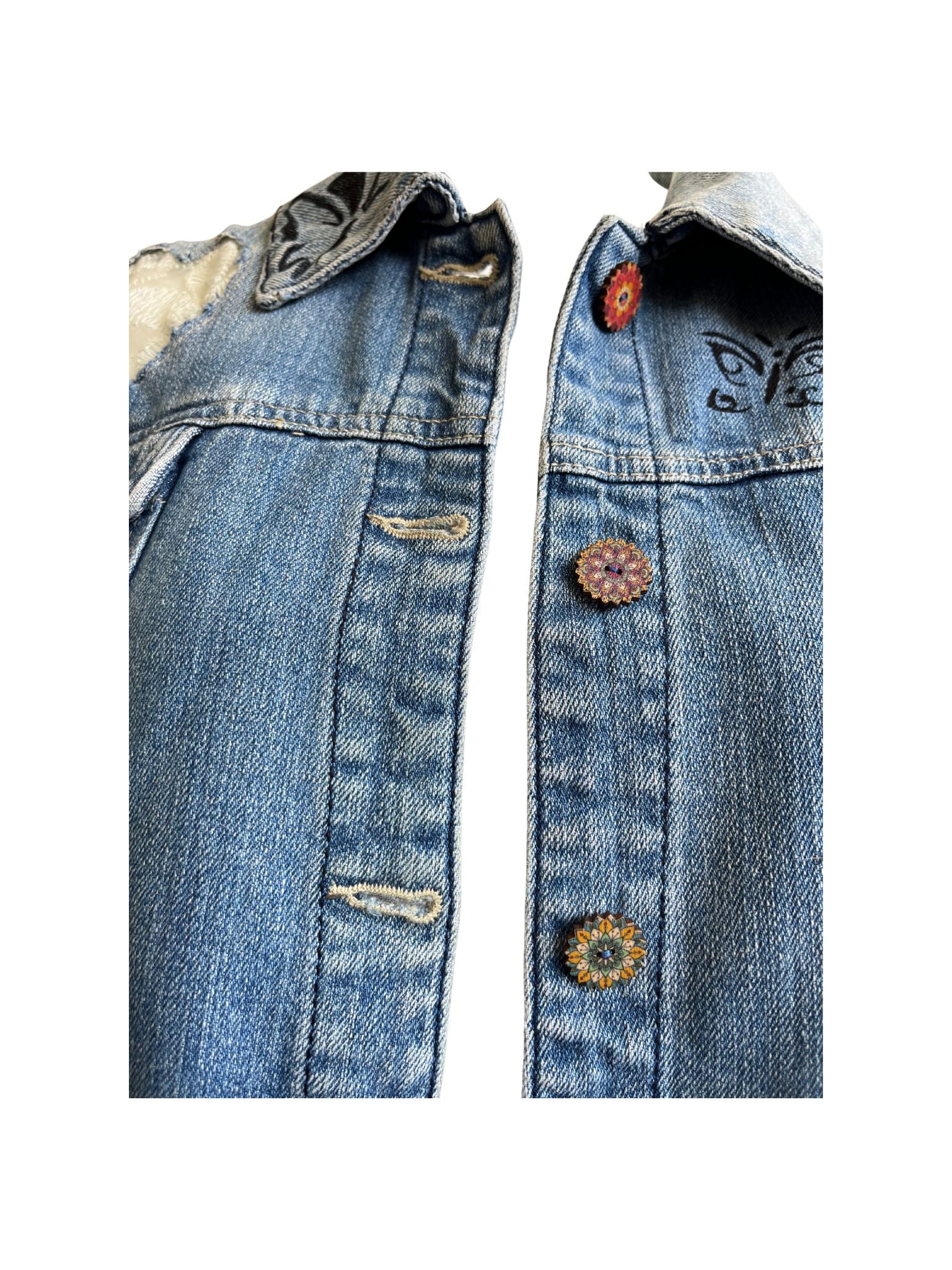 Chaqueta Ona modificada artesanalmente, con encaje en forma de corazón, botones de madera y parte trasera de pantalón con ganchillo.