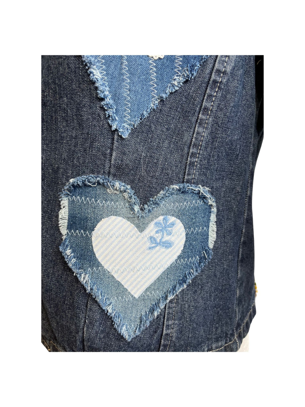 Chaqueta Croma vintage en denim, con apliques de corazones hechos a mano, botones acrílicos vintage y funda de cojín decorativa en la espalda.