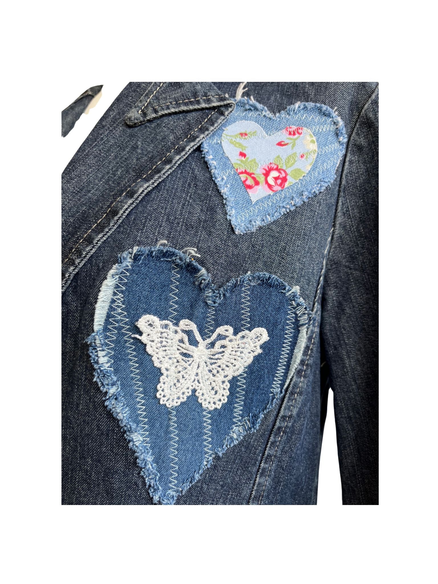 Chaqueta Croma vintage en denim, con apliques de corazones hechos a mano, botones acrílicos vintage y funda de cojín decorativa en la espalda.