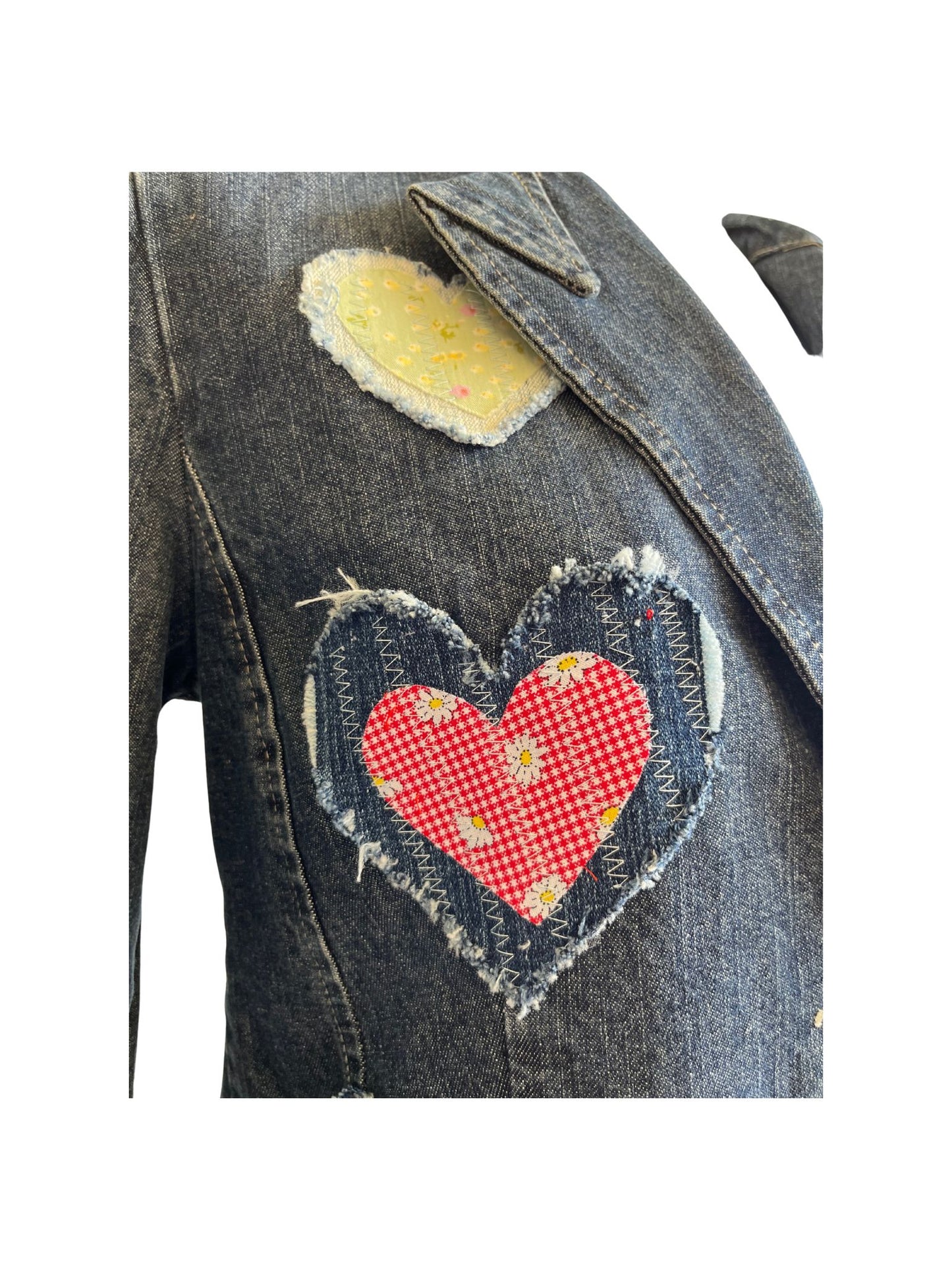 Chaqueta Croma vintage en denim, con apliques de corazones hechos a mano, botones acrílicos vintage y funda de cojín decorativa en la espalda.