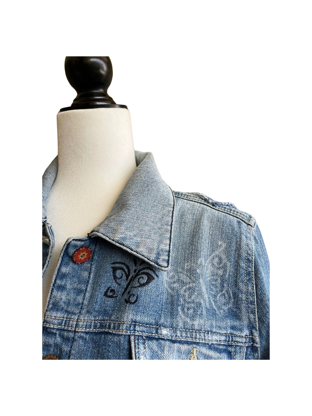 Chaqueta Ona modificada artesanalmente, con encaje en forma de corazón, botones de madera y parte trasera de pantalón con ganchillo.