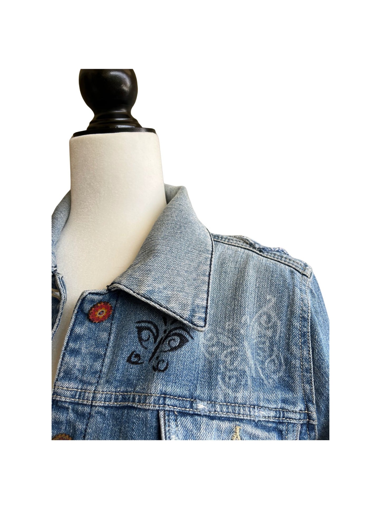 Chaqueta Ona modificada artesanalmente, con encaje en forma de corazón, botones de madera y parte trasera de pantalón con ganchillo.