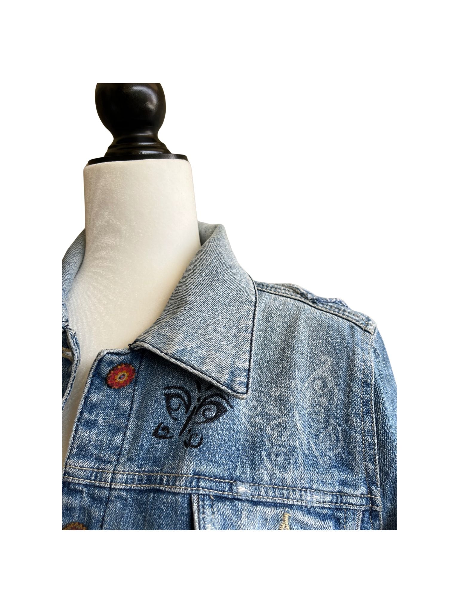 Chaqueta Ona modificada artesanalmente, con encaje en forma de corazón, botones de madera y parte trasera de pantalón con ganchillo.