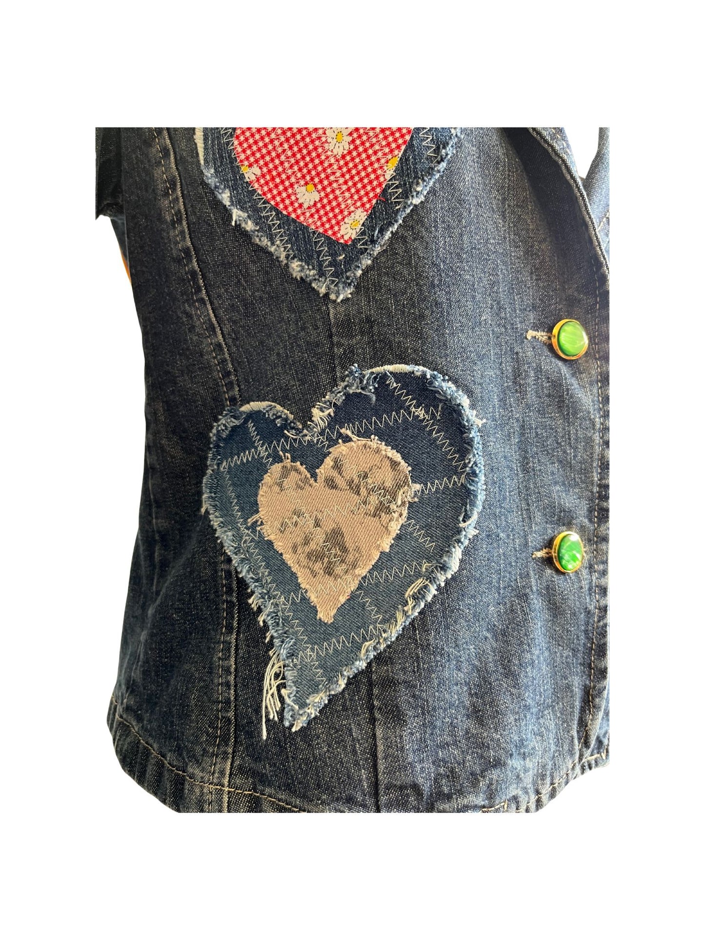 Chaqueta Croma vintage en denim, con apliques de corazones hechos a mano, botones acrílicos vintage y funda de cojín decorativa en la espalda.