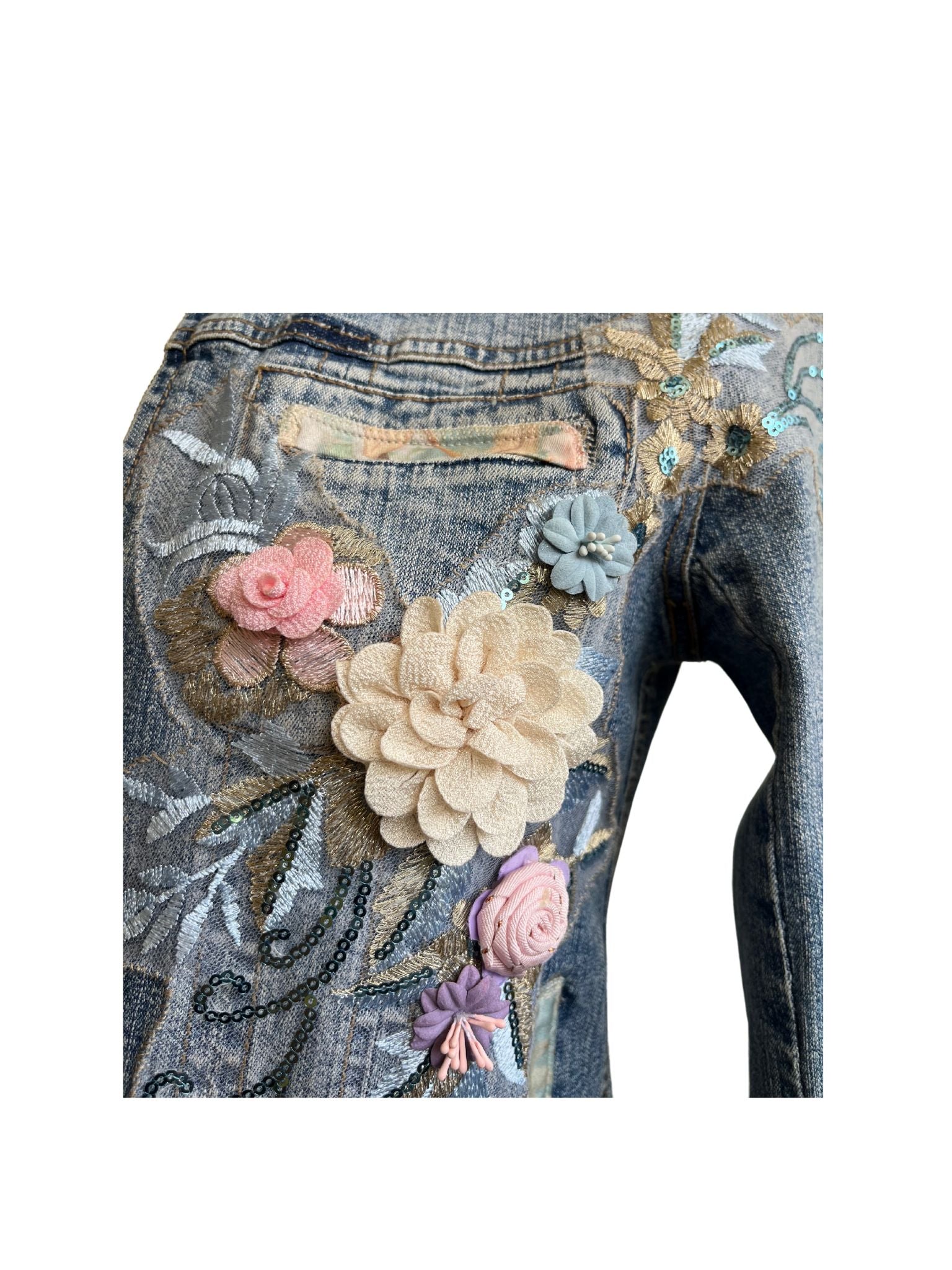 Chaqueta vaquera Lira con pintura a mano alzada en la espalda, apliques florales bordados en el frente y bolsillos restaurados con tela estampada.