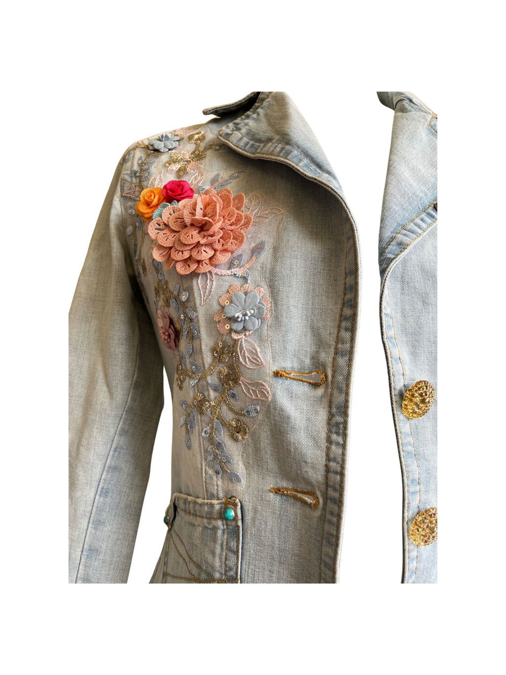 Chaqueta Bruma en denim claro, con flores bordadas sobre tul, tachuelas y encaje antiguo cosido a mano en la espalda.