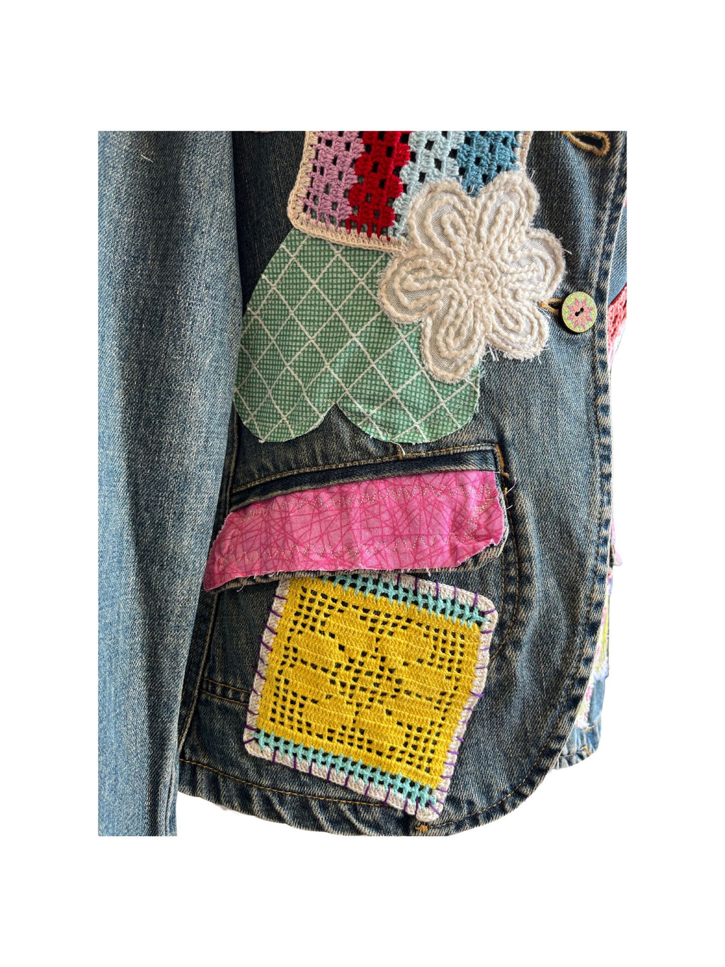 Chaqueta vaquera Íride hecha a mano con denim reciclado, búho bordado con lentejuelas en la espalda y detalles de ganchillo en el frente.