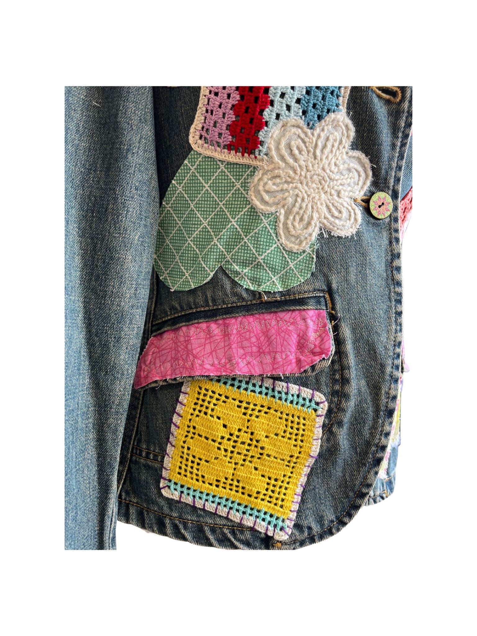 Chaqueta vaquera Íride hecha a mano con denim reciclado, búho bordado con lentejuelas en la espalda y detalles de ganchillo en el frente.