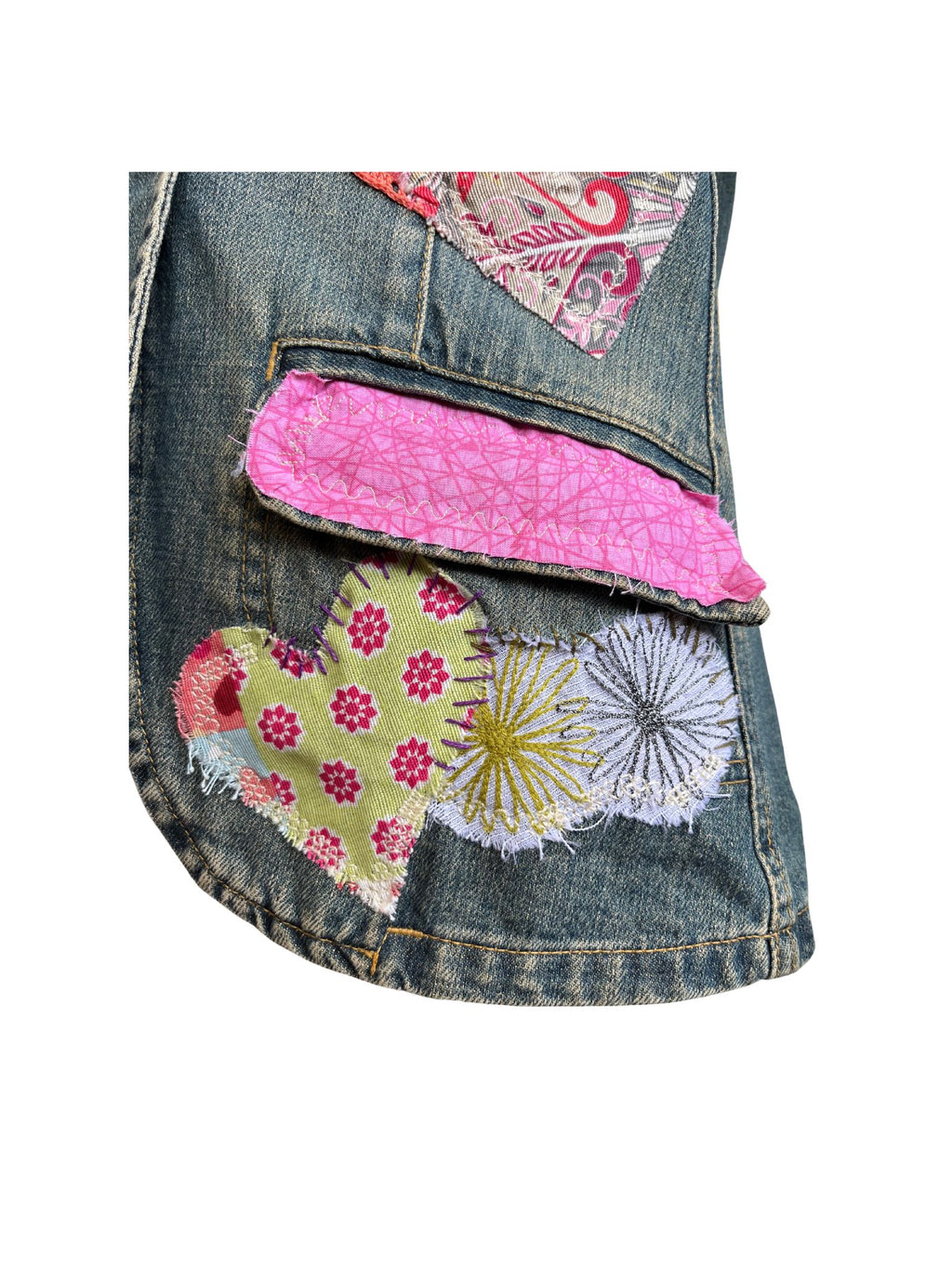 Chaqueta vaquera Íride hecha a mano con denim reciclado, búho bordado con lentejuelas en la espalda y detalles de ganchillo en el frente.