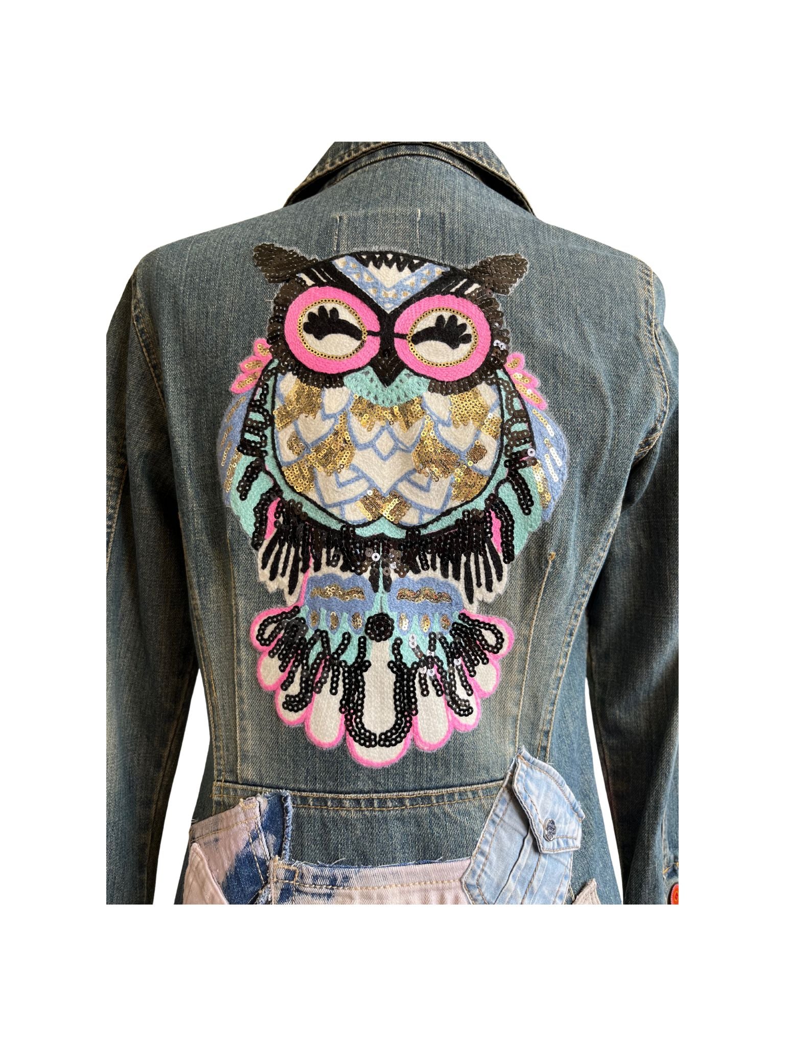 Chaqueta vaquera Íride hecha a mano con denim reciclado, búho bordado con lentejuelas en la espalda y detalles de ganchillo en el frente.