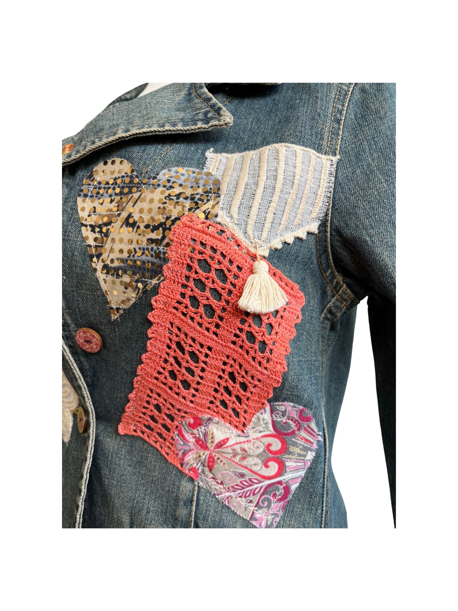 Chaqueta vaquera Íride hecha a mano con denim reciclado, búho bordado con lentejuelas en la espalda y detalles de ganchillo en el frente.