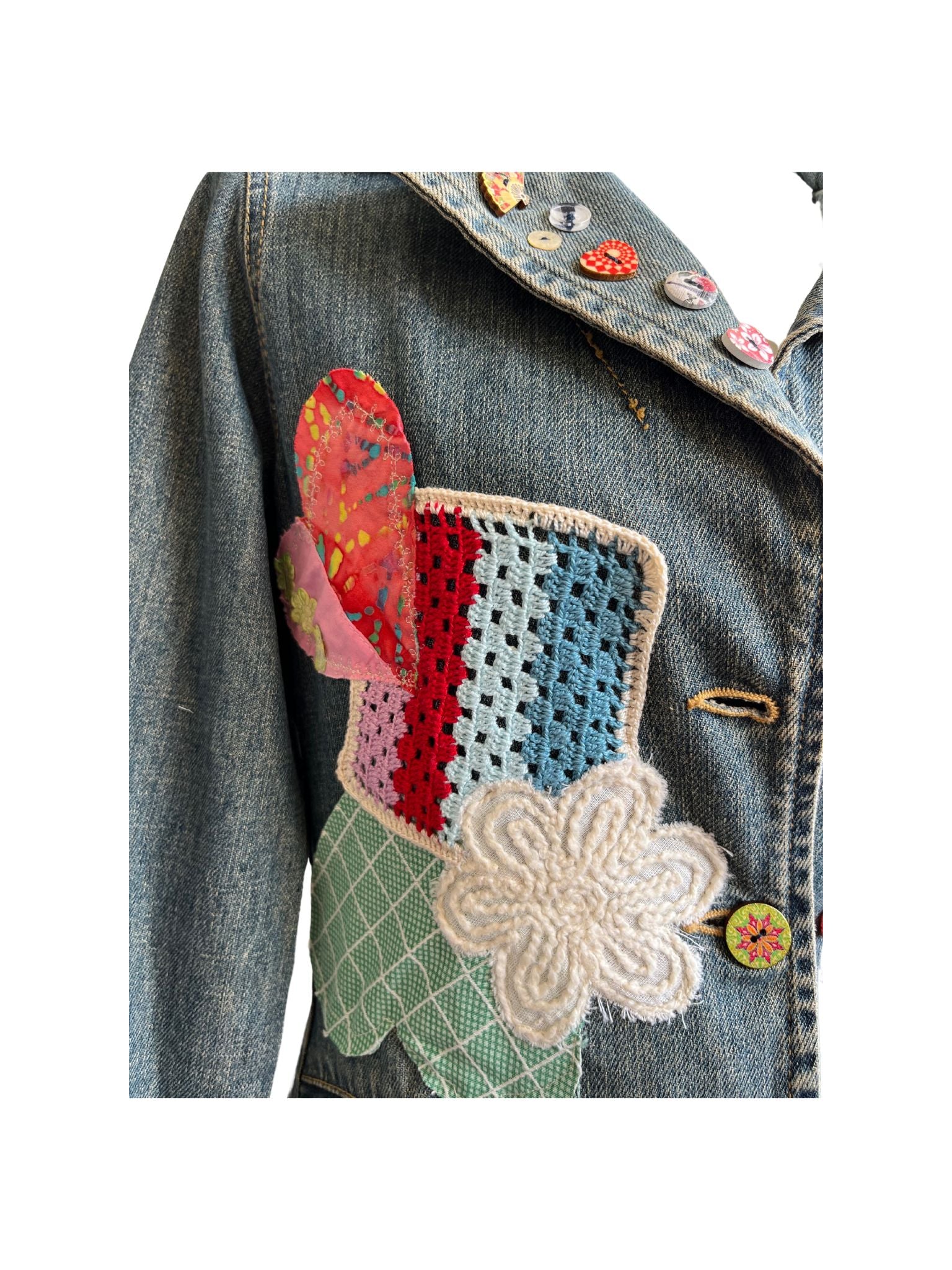 Chaqueta vaquera Íride hecha a mano con denim reciclado, búho bordado con lentejuelas en la espalda y detalles de ganchillo en el frente.