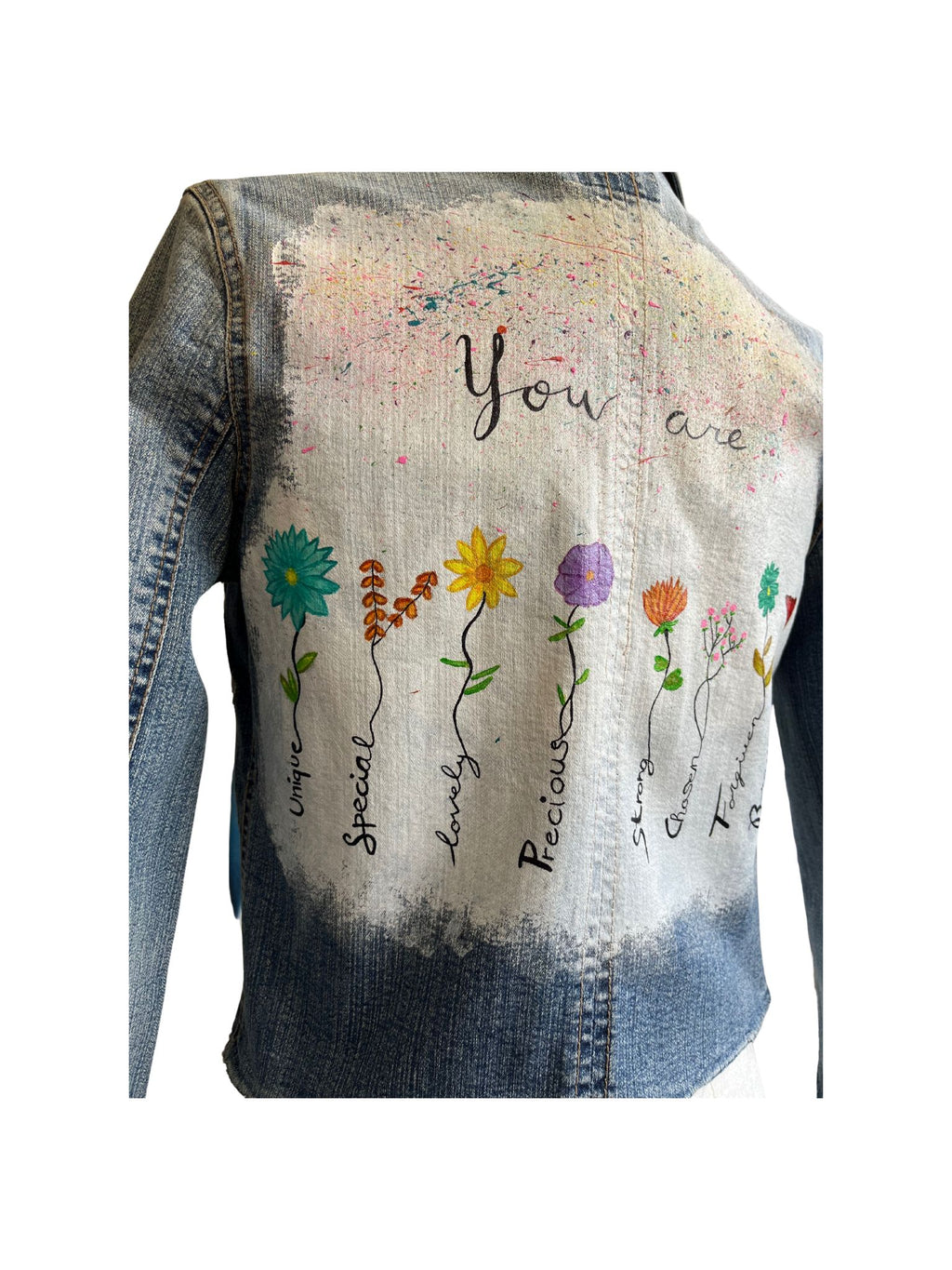 Chaqueta vaquera Lira con pintura a mano alzada en la espalda, apliques florales bordados en el frente y bolsillos restaurados con tela estampada.