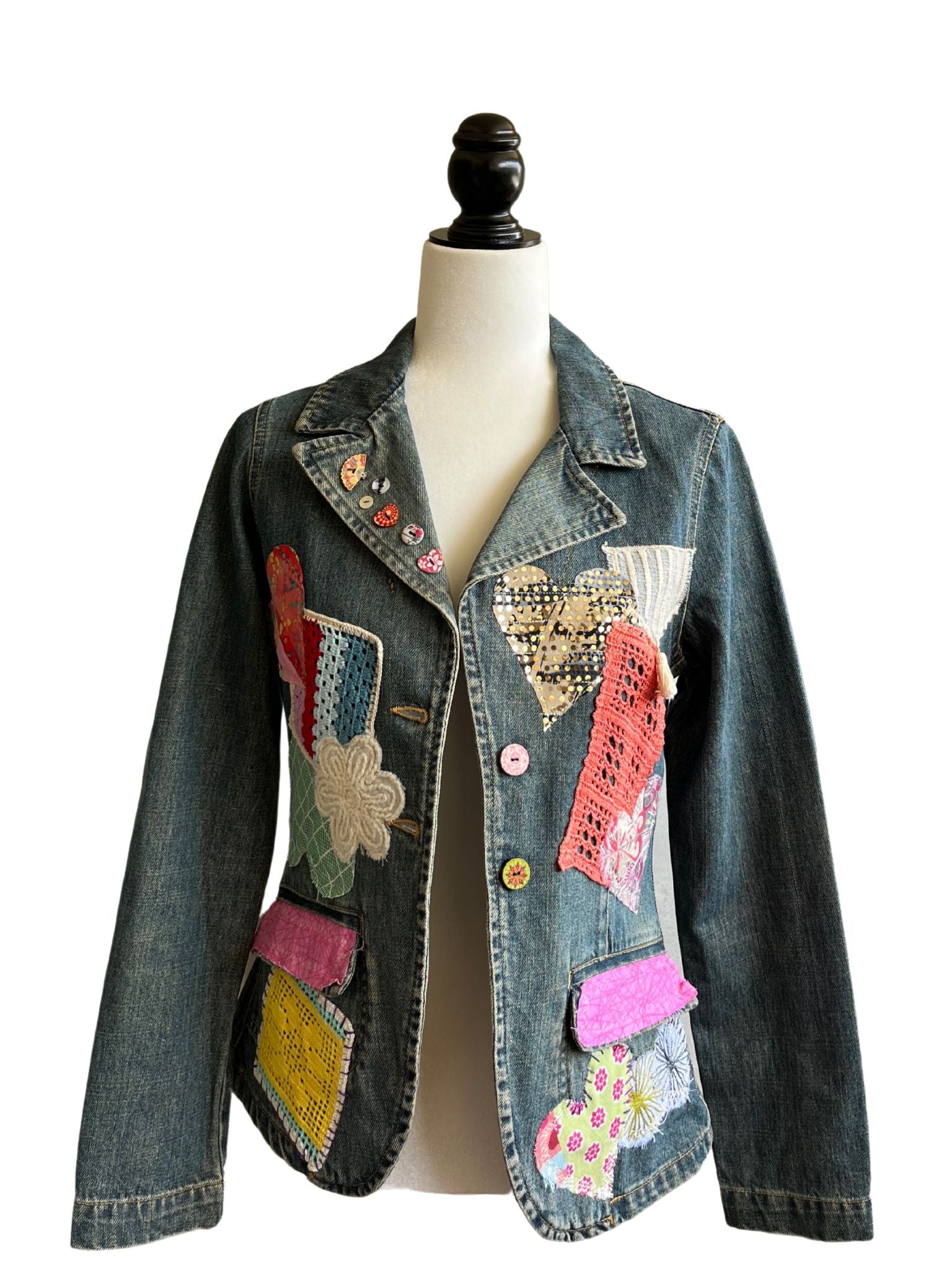 Chaqueta vaquera Íride hecha a mano con denim reciclado, búho bordado con lentejuelas en la espalda y detalles de ganchillo en el frente.