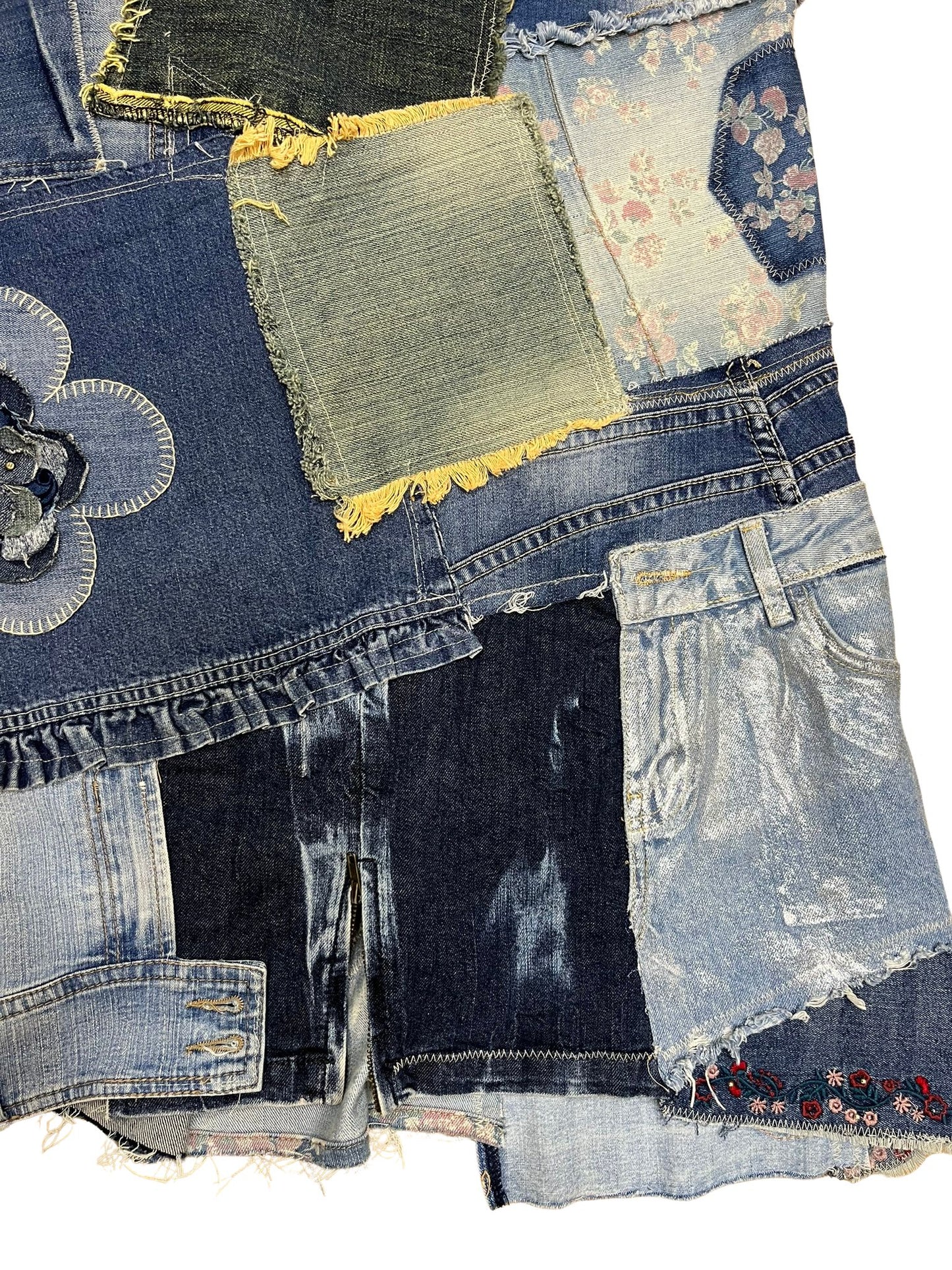 Falda-Tressa_hecha_a_mano_con_patchwork_denim_de_diferentes_tonos_fotografiada_de_frente_mostrando_los_retales_cosidos_artesanalmente.