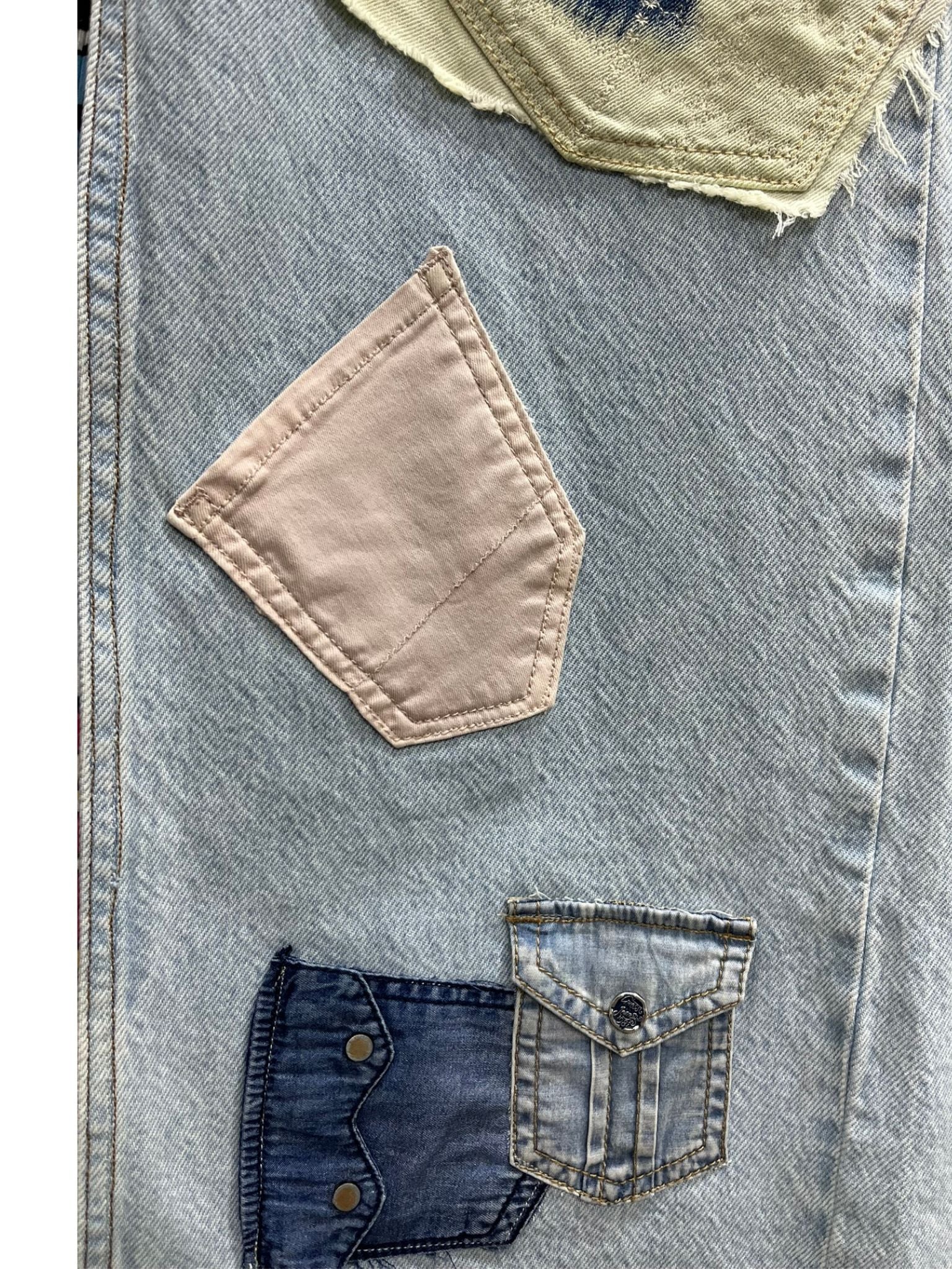 Falda Hilena detalle de denim reciclado con pedrería, frase pintada a mano