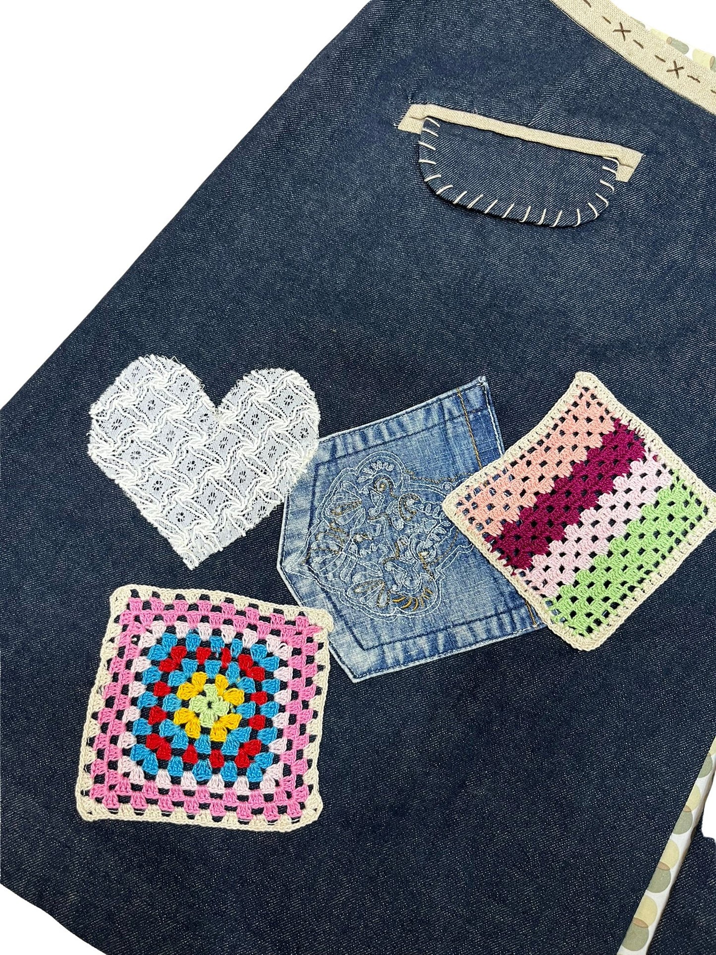 Falda Miralys artesanal en denim y lino, con parches de -ganchillo, fotografiada de frente.