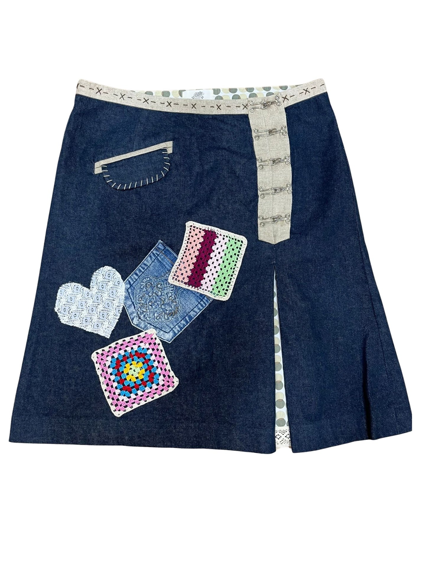 Falda Miralys artesanal en denim y lino, con parches de ganchillo, fotografiada de frente.