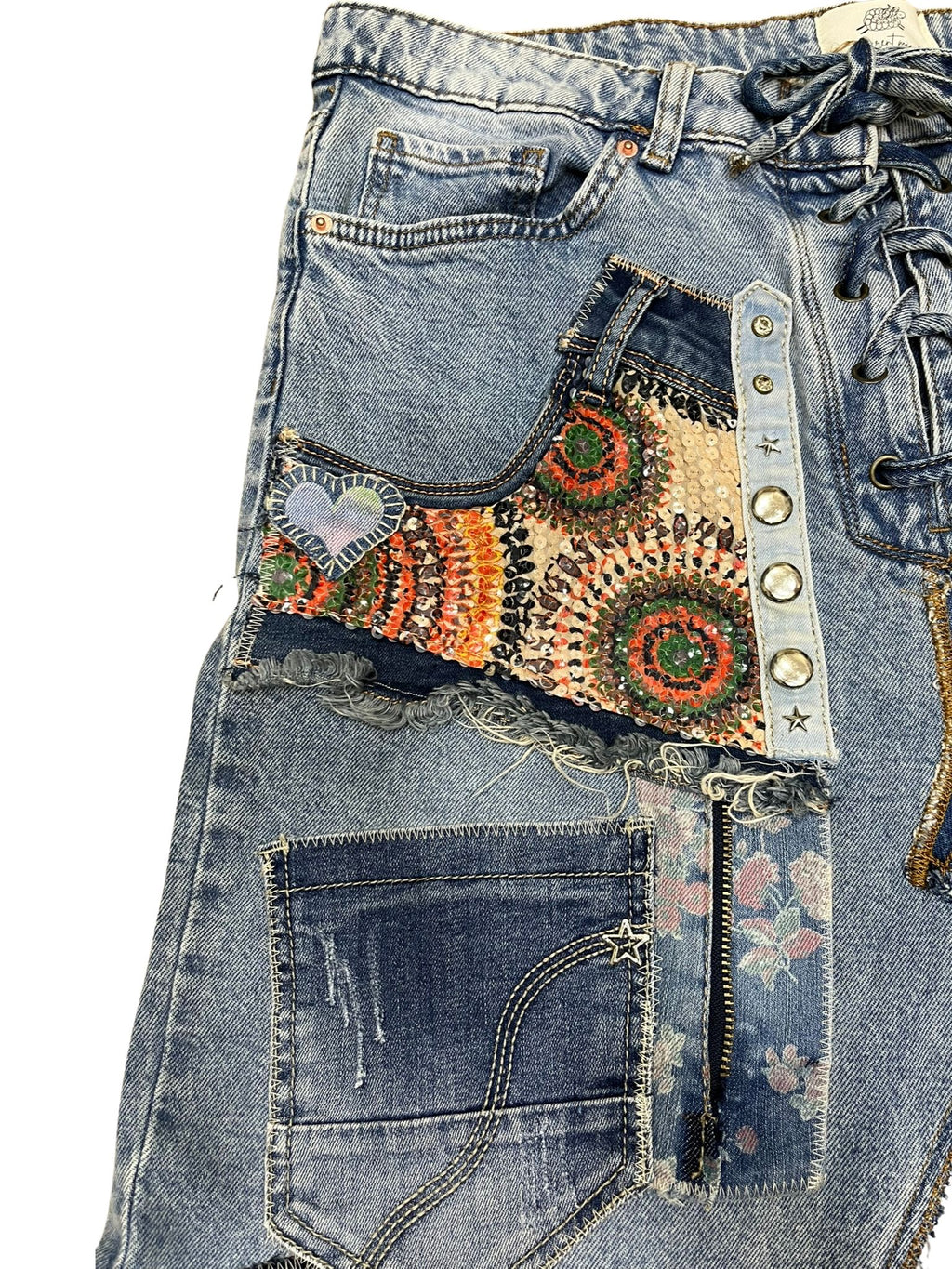 “Falda Telmare- hecha a mano con denim reciclado, parches, animal print y encaje, diseño tipo corset.”