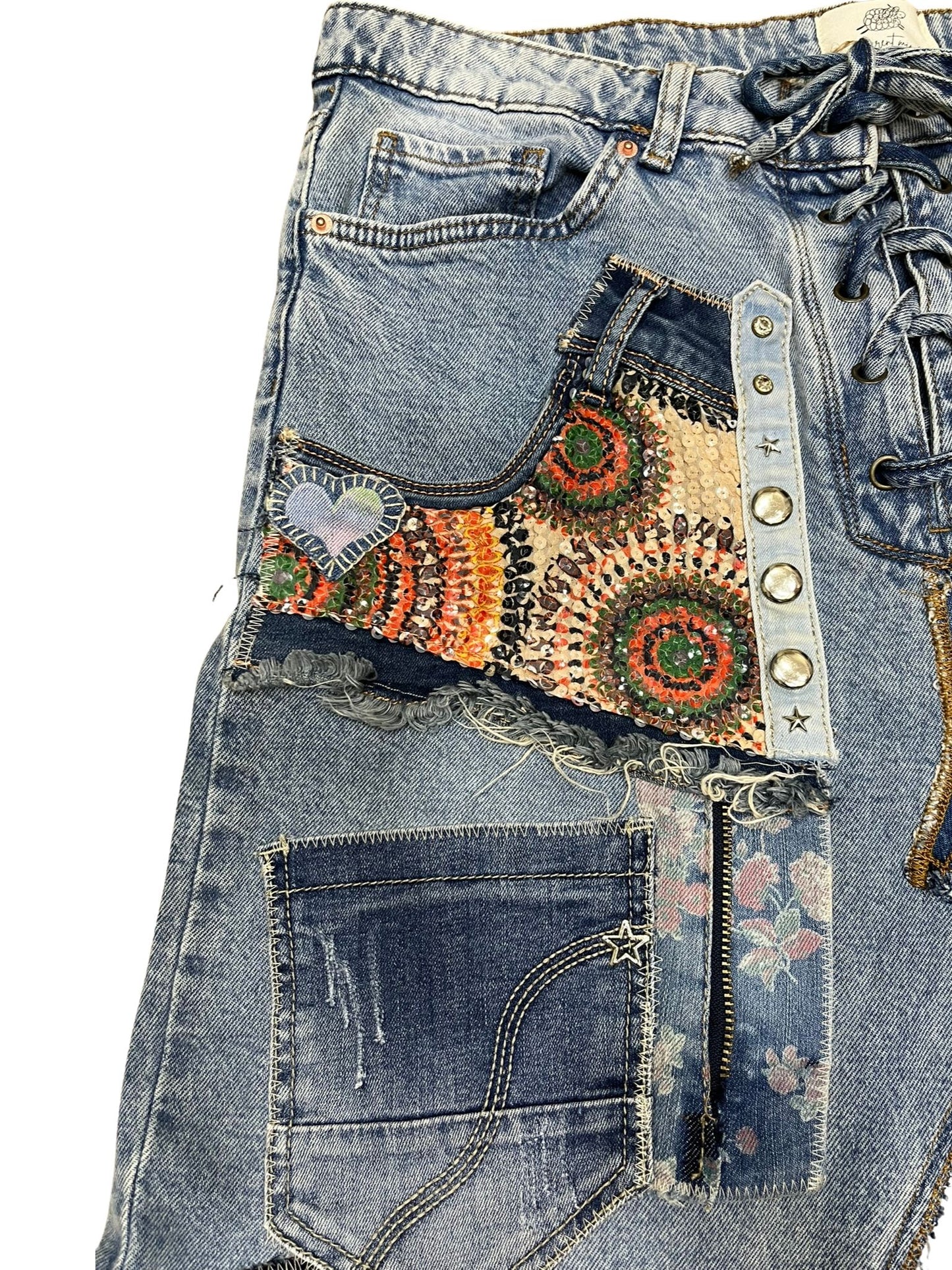 “Falda Telmare- hecha a mano con denim reciclado, parches, animal print y encaje, diseño tipo corset.”