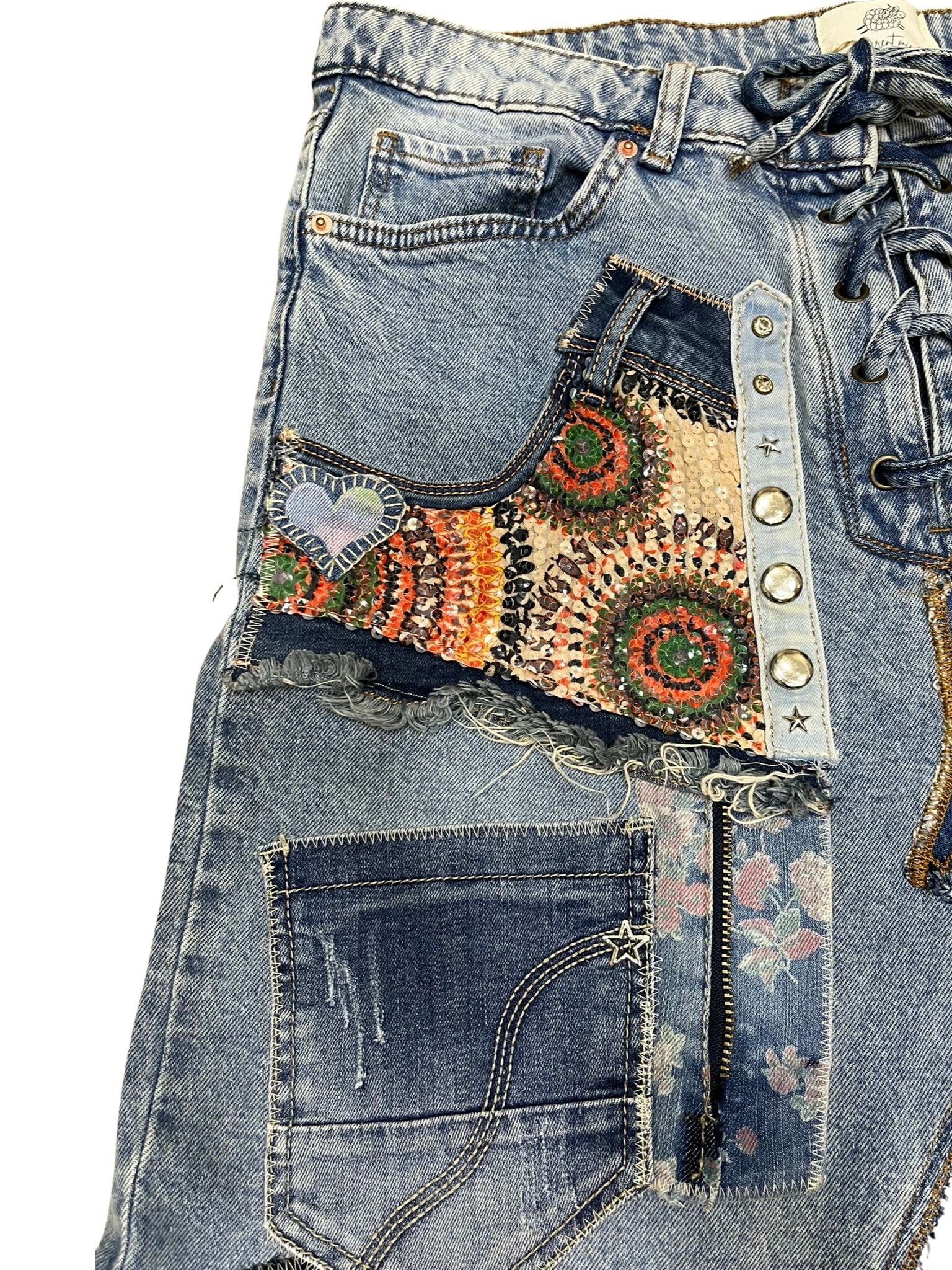 “Falda Telmare- hecha a mano con denim reciclado, parches, animal print y encaje, diseño tipo corset.”