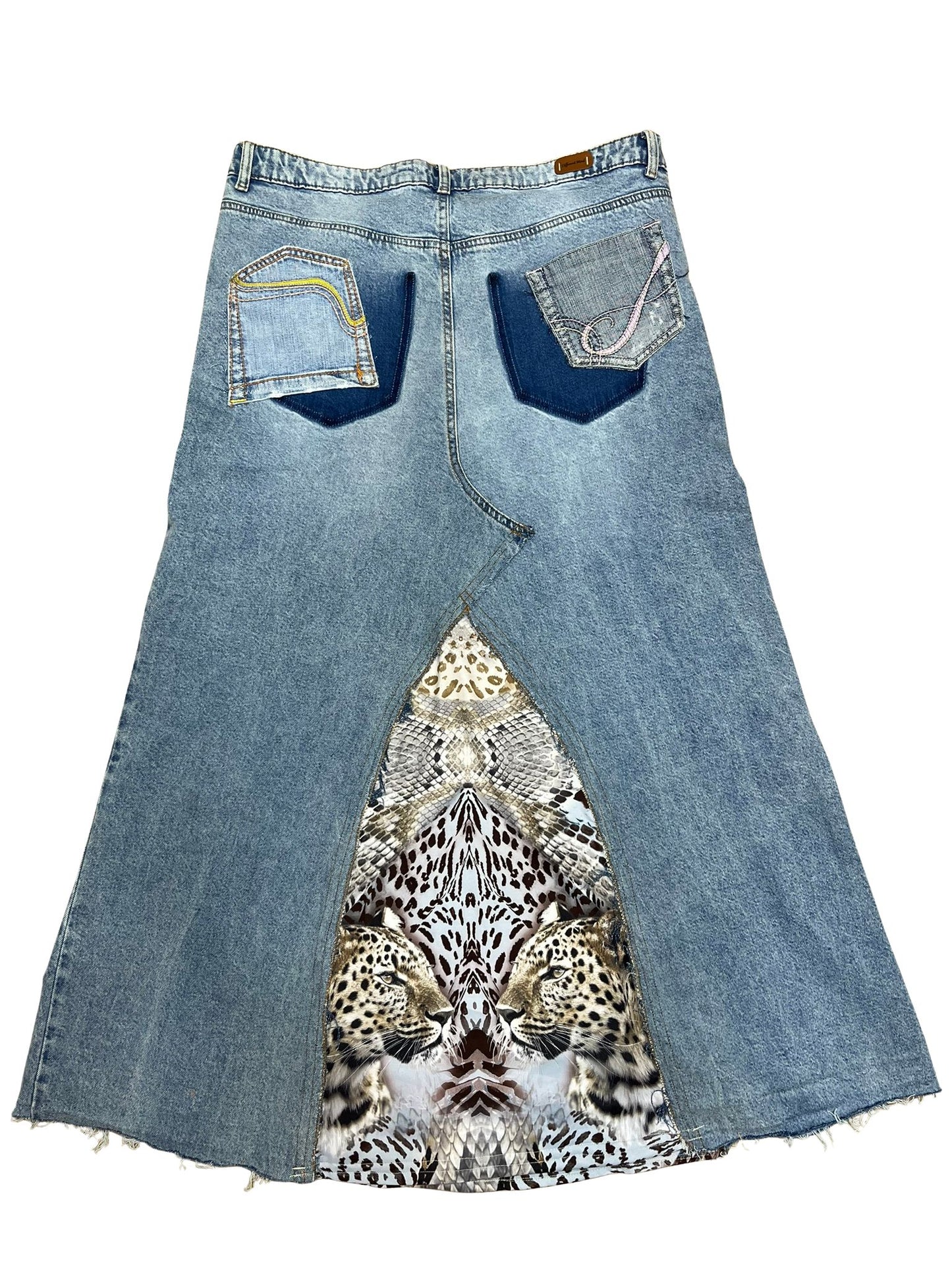 “Falda Telmare  trasera hecha a mano con denim reciclado, parches, animal print y encaje, diseño tipo corset.”