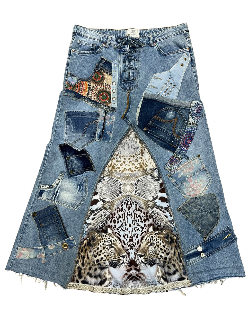 “Falda Telmare hecha a mano con denim reciclado, parches, animal print y encaje, diseño tipo corset.”