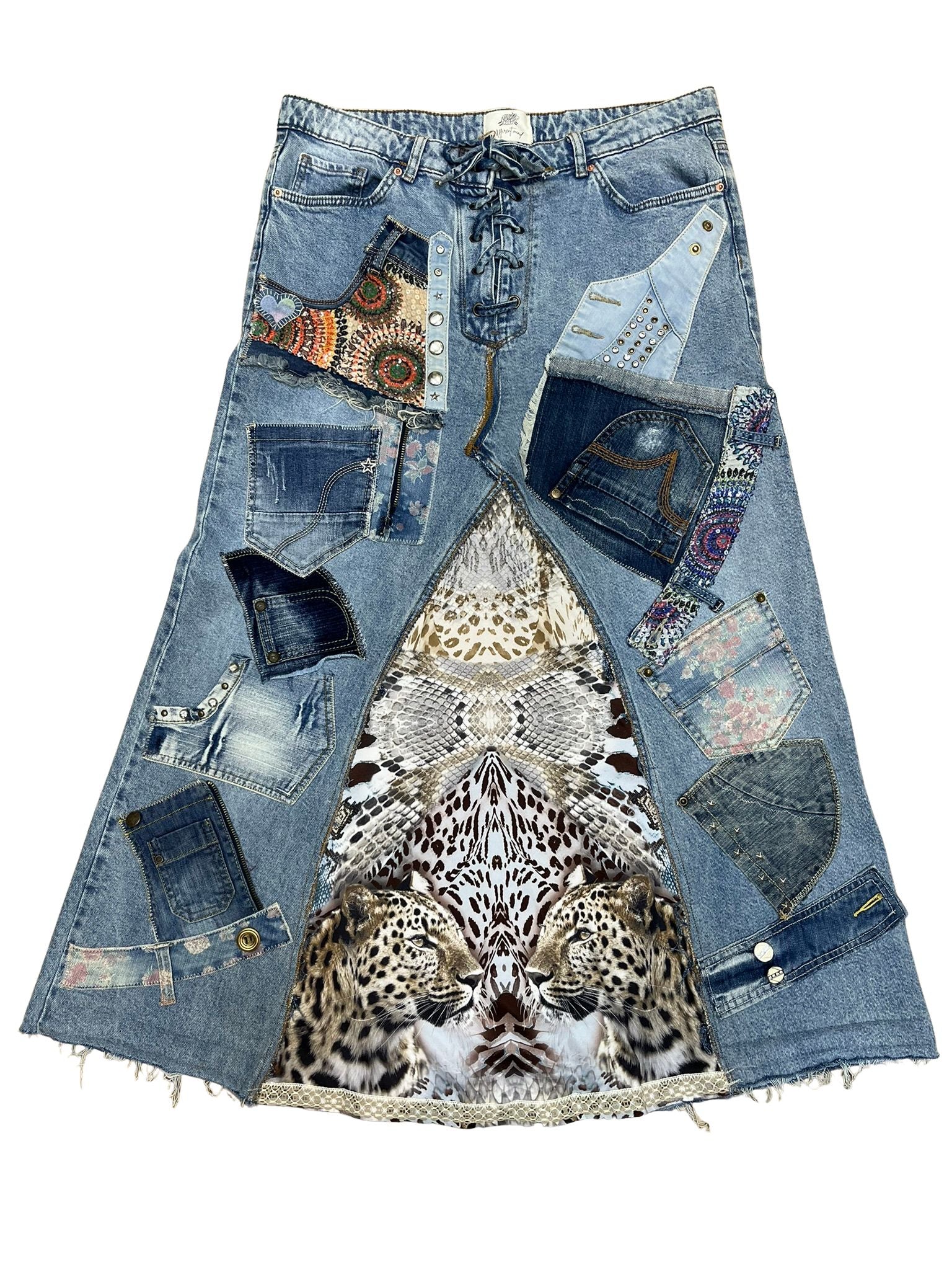 “Falda Telmare hecha a mano con denim reciclado, parches, animal print y encaje, diseño tipo corset.”