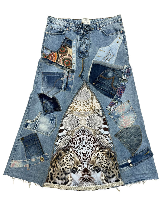 “Falda Telmare hecha a mano con denim reciclado, parches, animal print y encaje, diseño tipo corset.”