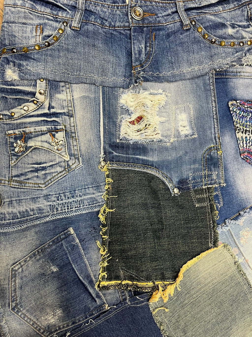 Falda_Tressa_hecha_a_mano_con_patchwork_denim_de_diferentes_tonos_fotografiada_de_frente_mostrando_los_retales
