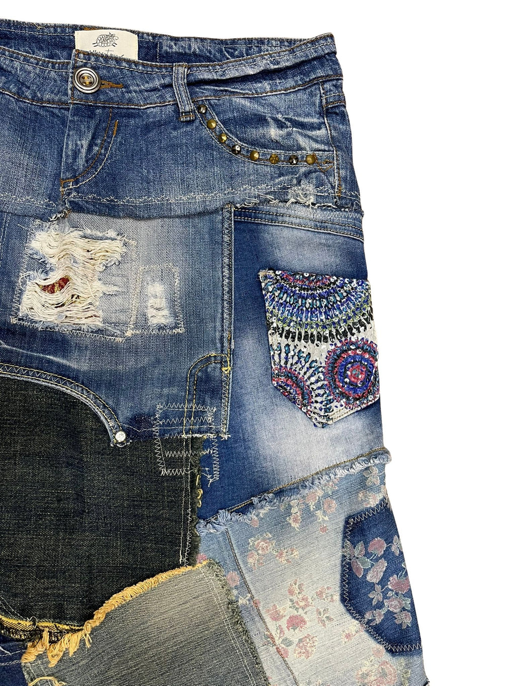 Falda_Tressa_hecha_a_mano_con_patchwork_denim_de_diferentes_tonos_fotografiada_de_frente_mostrando_los_retales_cosidos