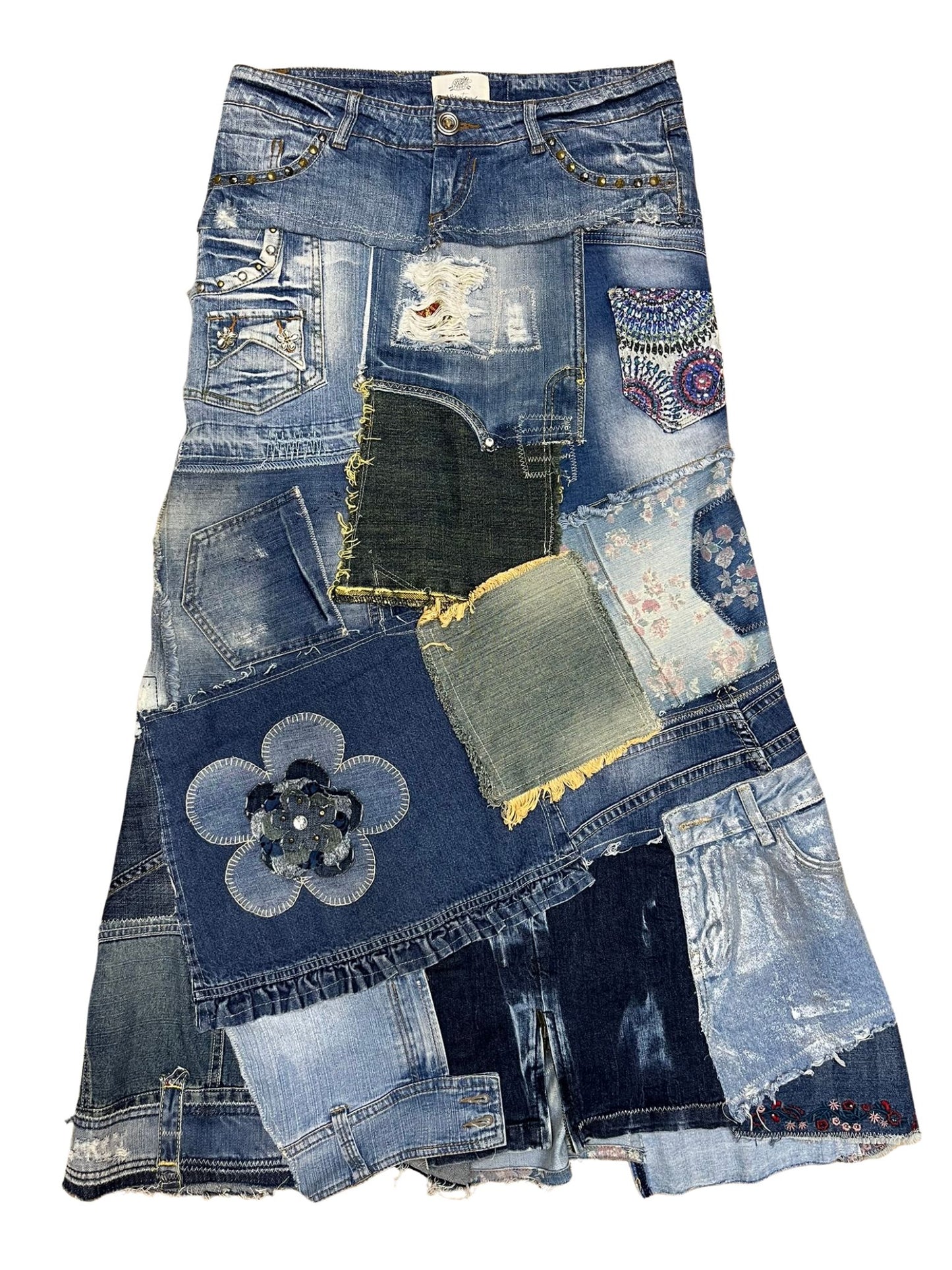 Falda_Tressa_hecha_a_mano_con_patchwork_denim_de_diferentes_tonos_fotografiada_de_frente_mostrando_los_retales_cosidos_artesanalmente.