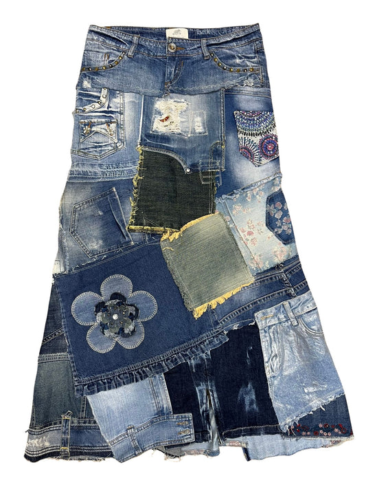 Falda_Tressa_hecha_a_mano_con_patchwork_denim_de_diferentes_tonos_fotografiada_de_frente_mostrando_los_retales_cosidos_artesanalmente.